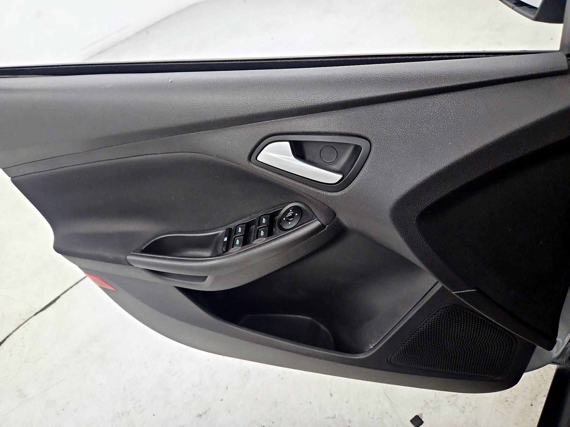 Thumbnail: 2014 Ford Focus - 12