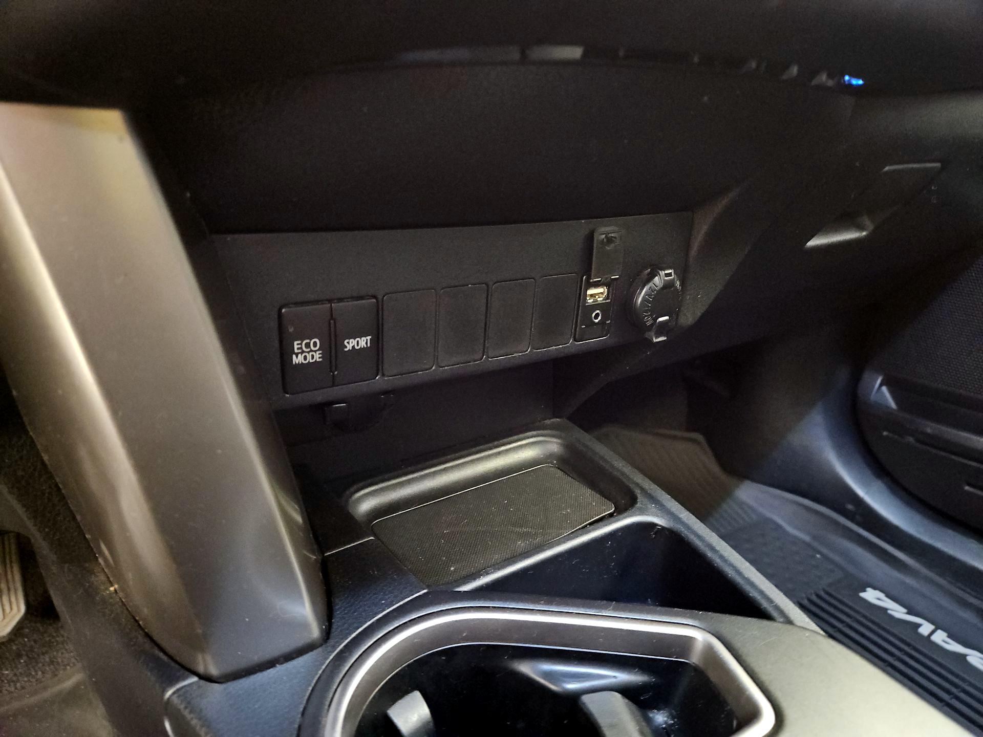 Thumbnail: 2016 Toyota RAV4 - 18