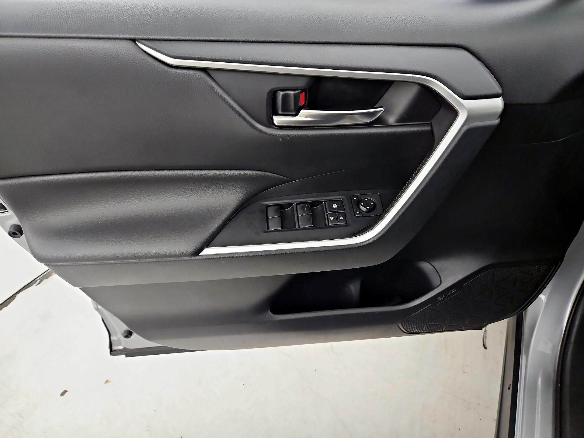 Thumbnail: 2019 Toyota RAV4 - 12