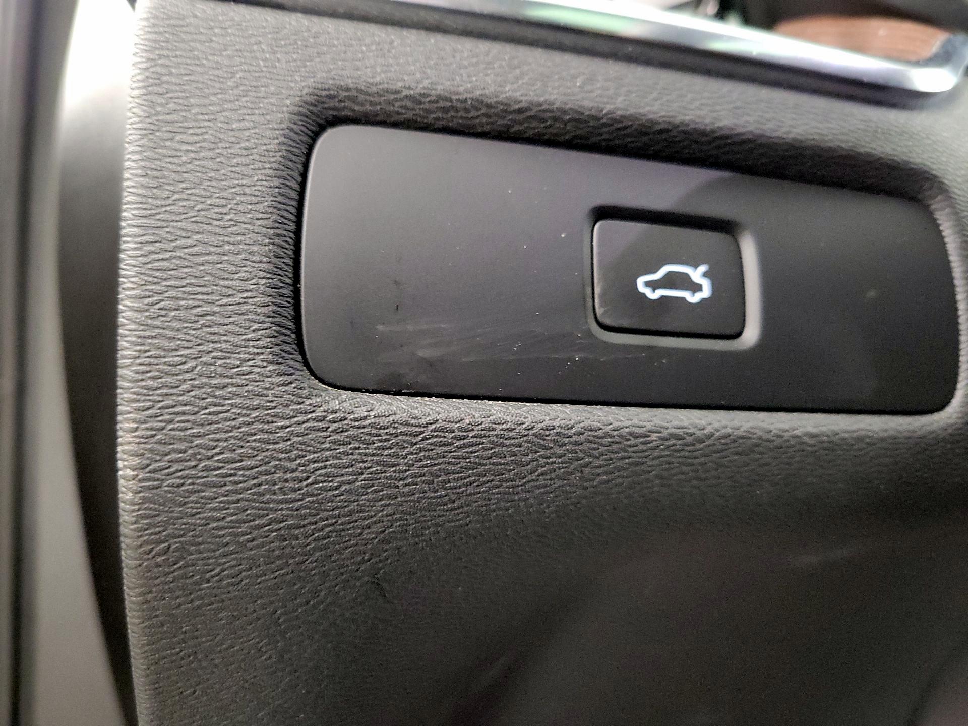 Thumbnail: 2023 Volvo XC60 - 13