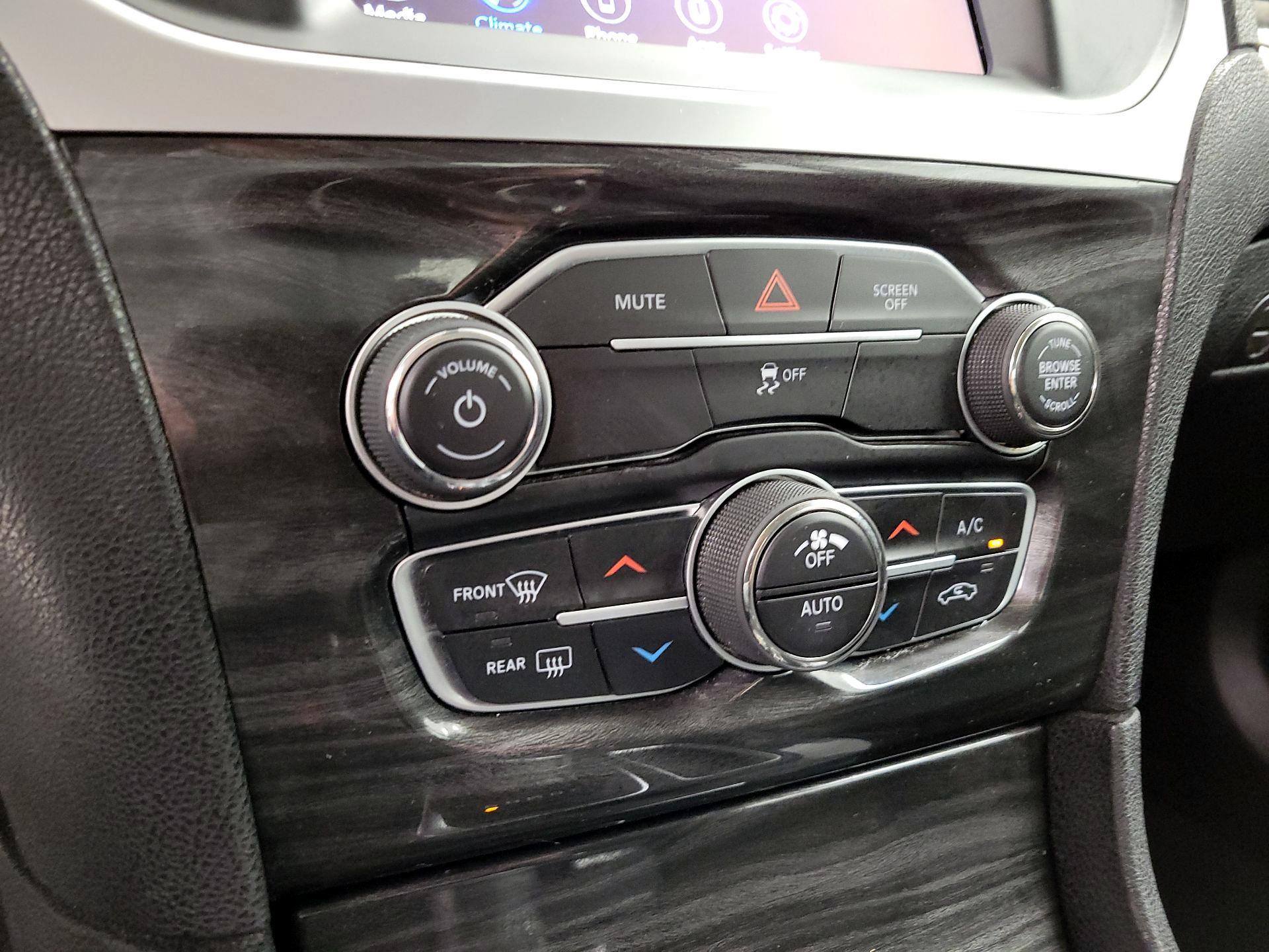 Thumbnail: 2022 Chrysler 300 - 17