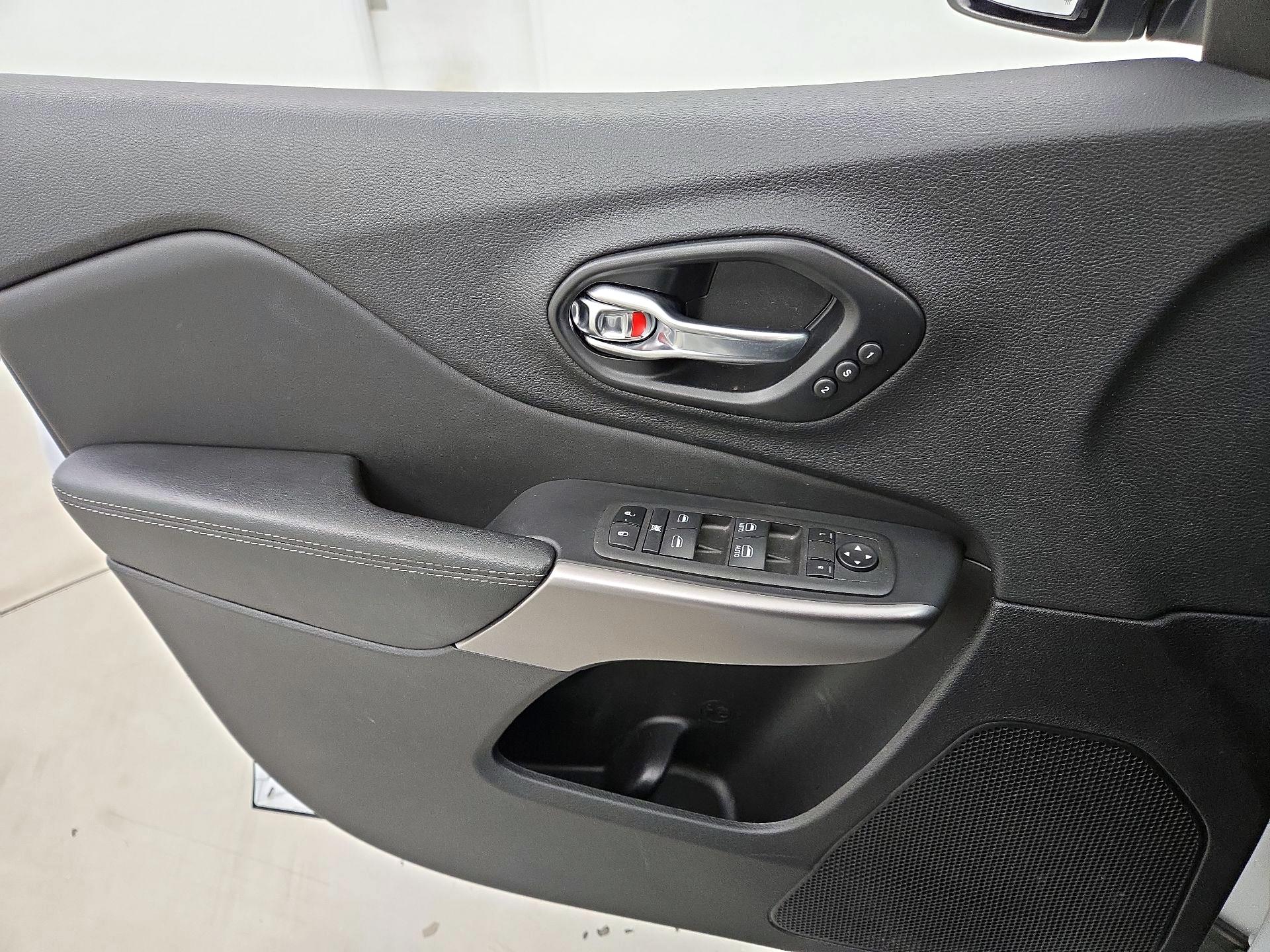 Thumbnail: 2022 Jeep Cherokee - 12