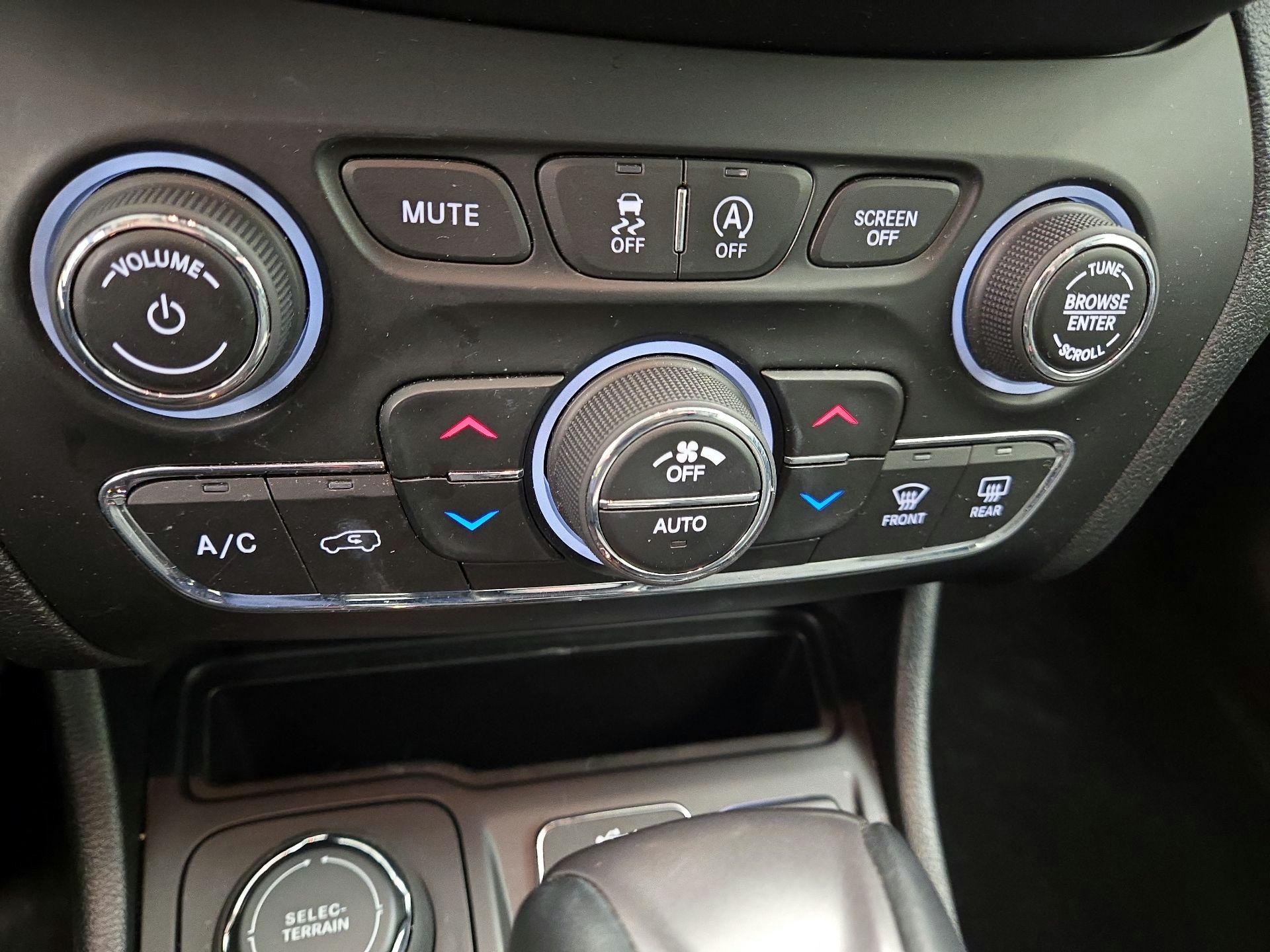 Thumbnail: 2022 Jeep Cherokee - 16