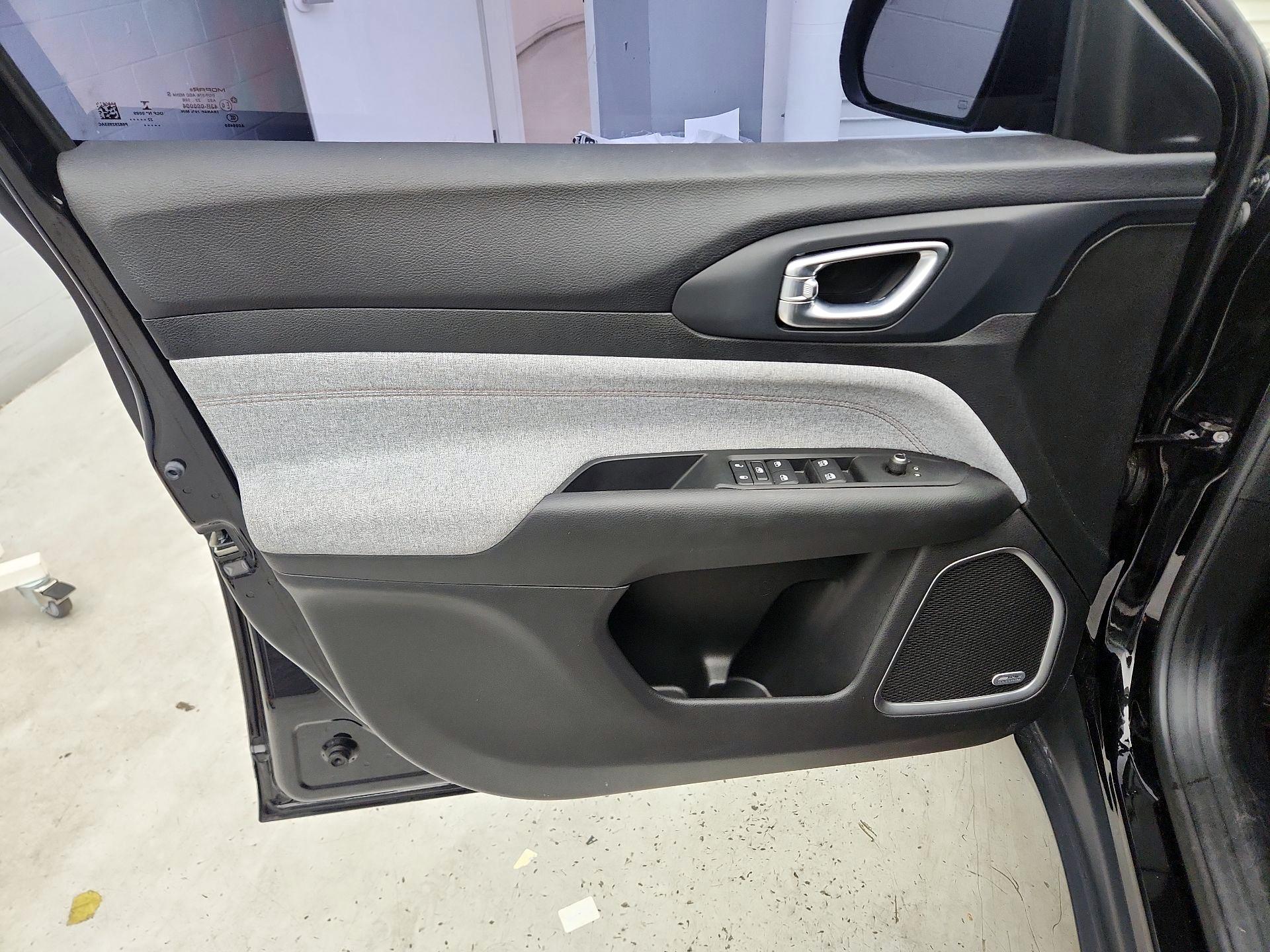 Thumbnail: 2022 Jeep Compass - 12