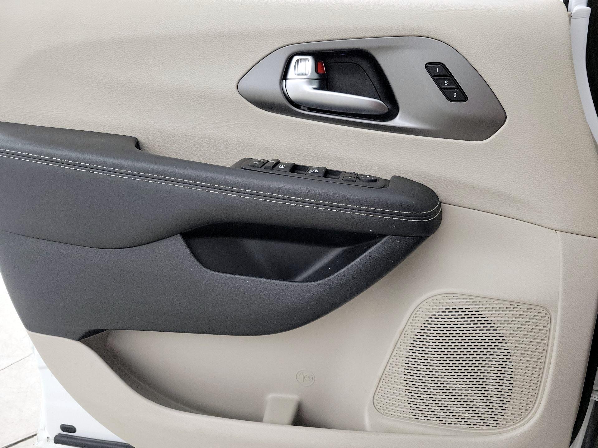 Thumbnail: 2023 Chrysler Pacifica - 12