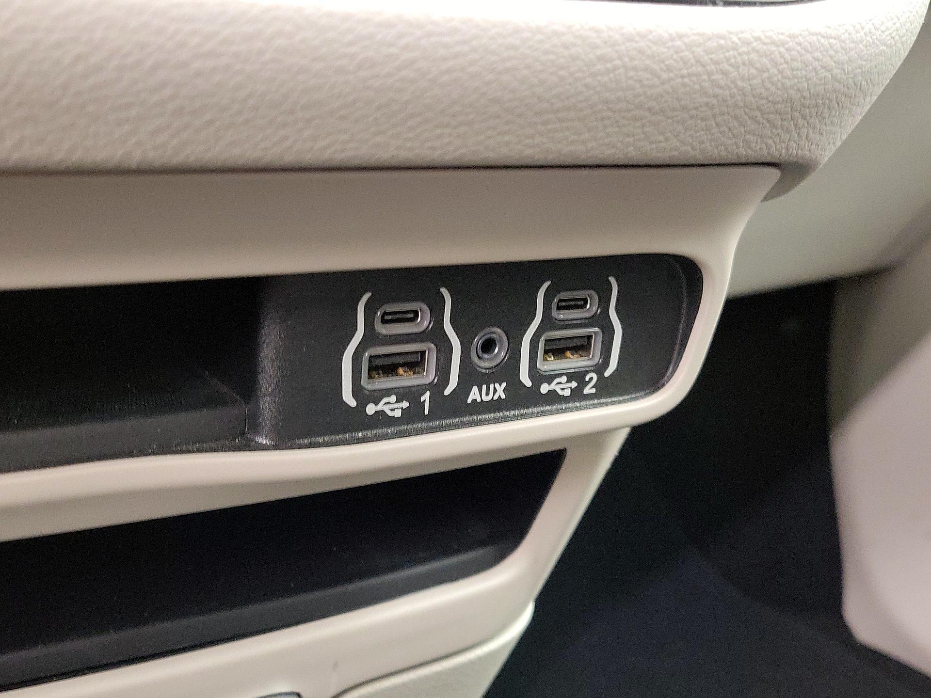 Thumbnail: 2023 Chrysler Pacifica - 18