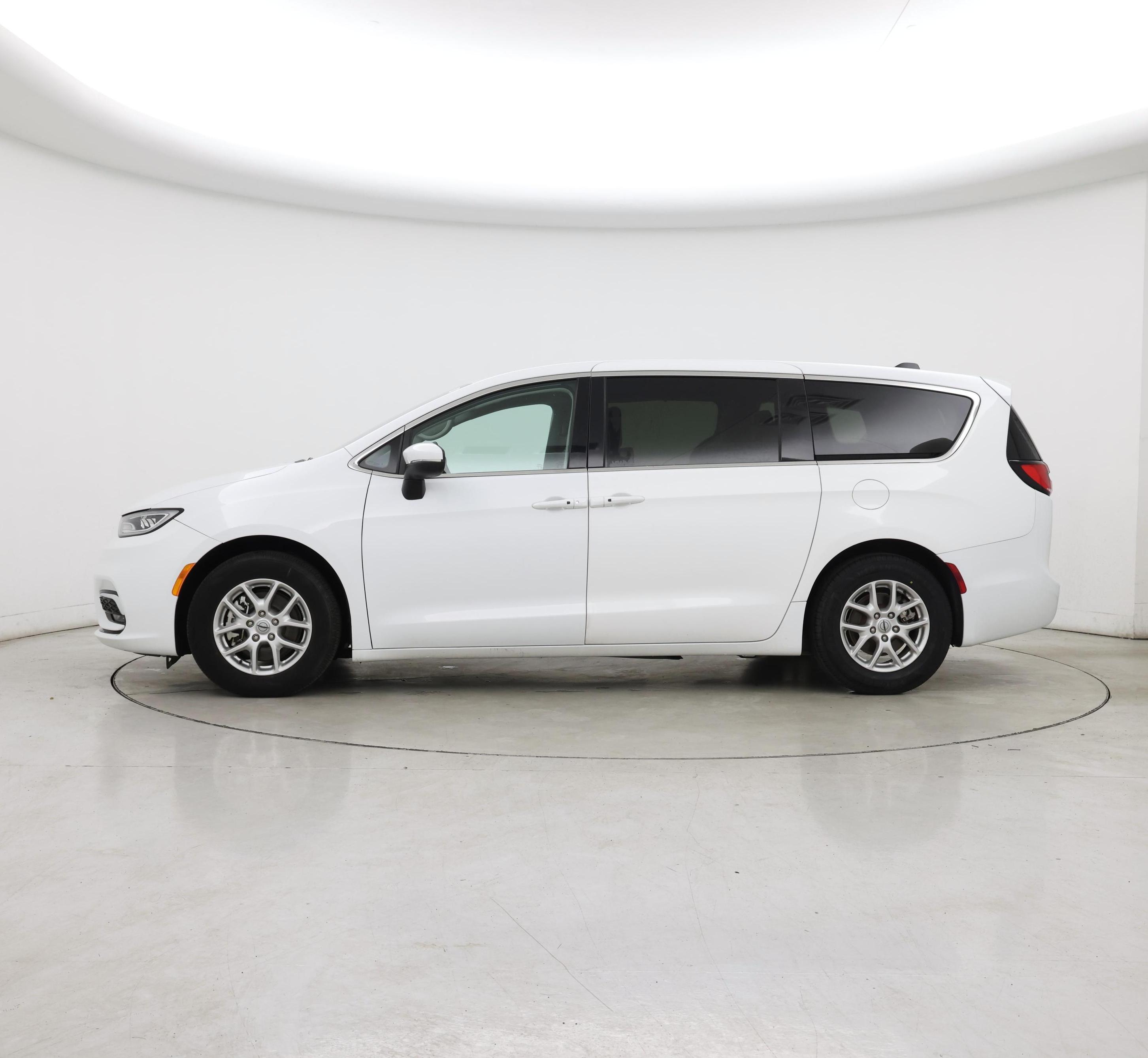 Thumbnail: 2023 Chrysler Pacifica - 3