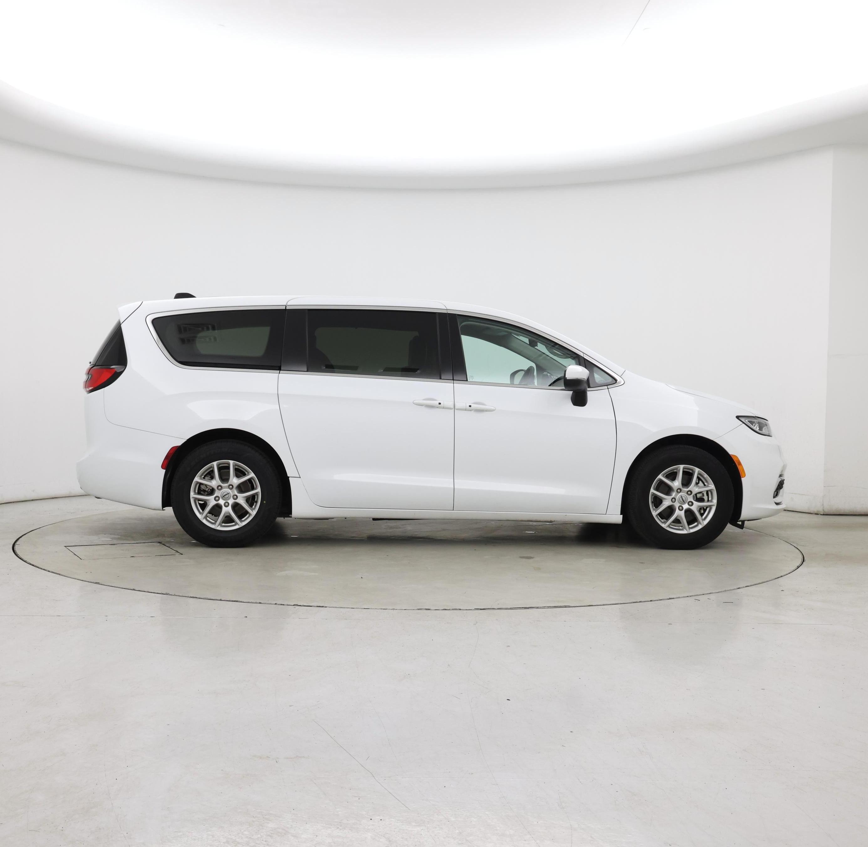 Thumbnail: 2023 Chrysler Pacifica - 7