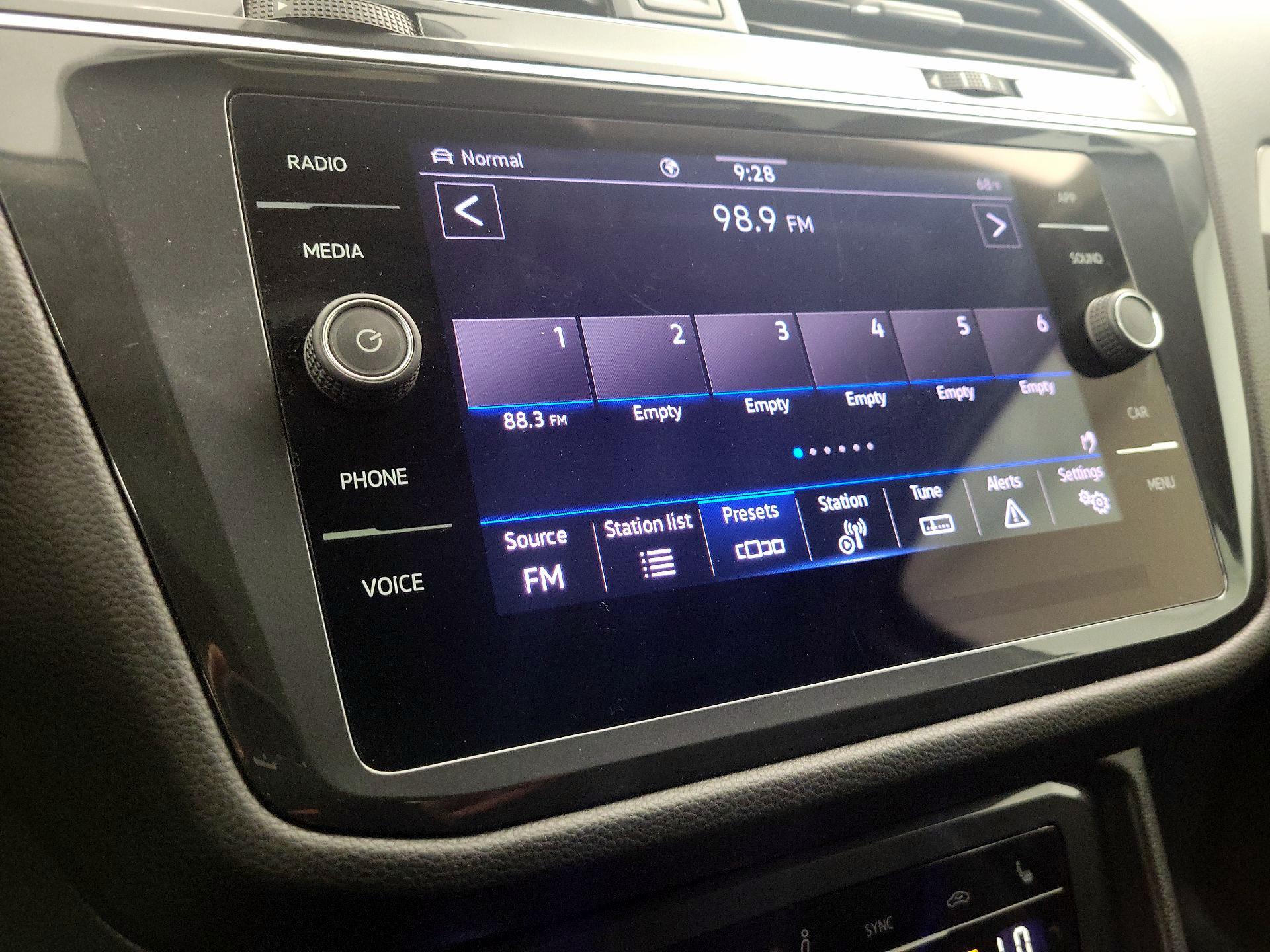 Thumbnail: 2022 Volkswagen Tiguan - 15