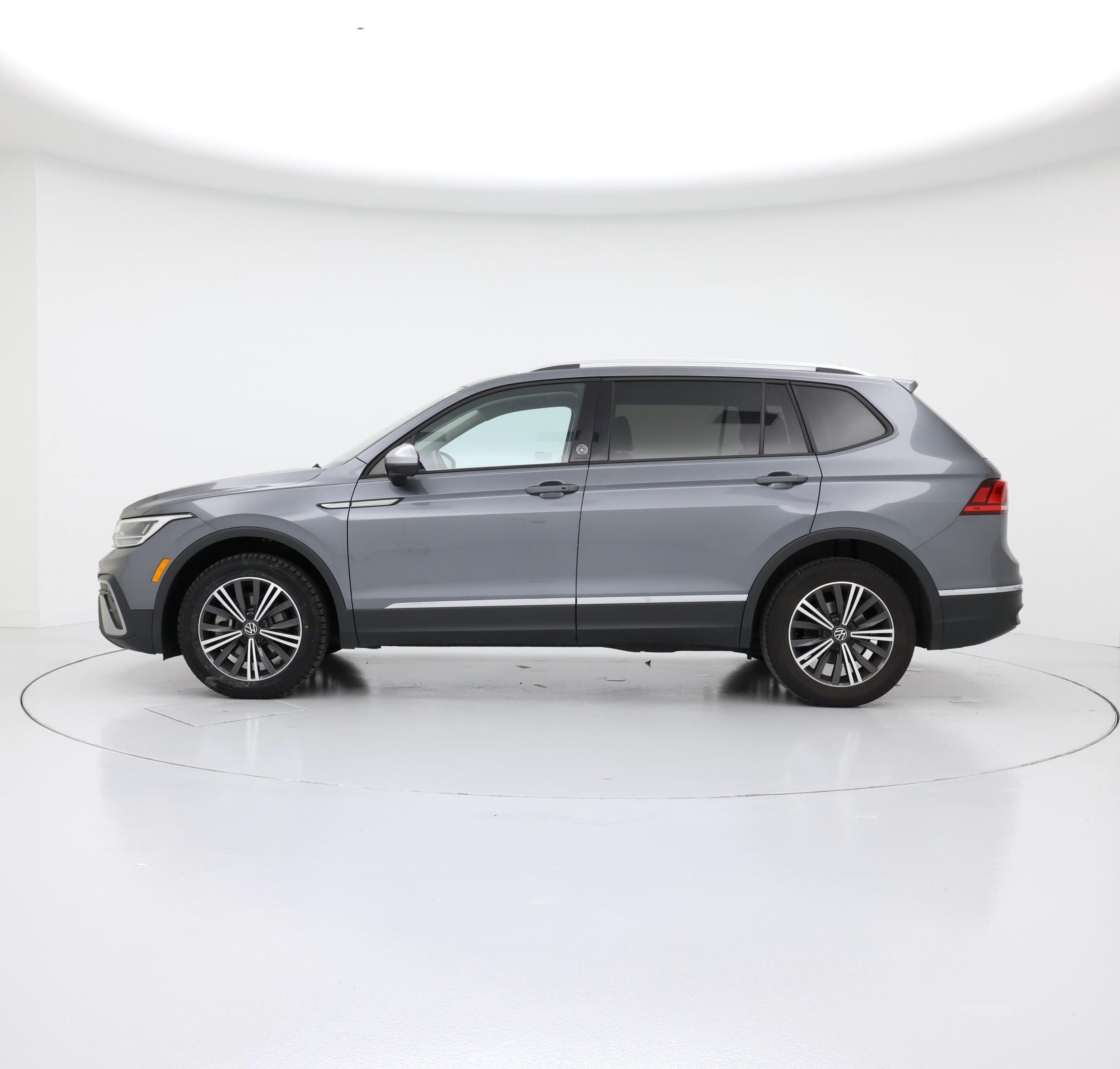 Thumbnail: 2024 Volkswagen Tiguan - 3