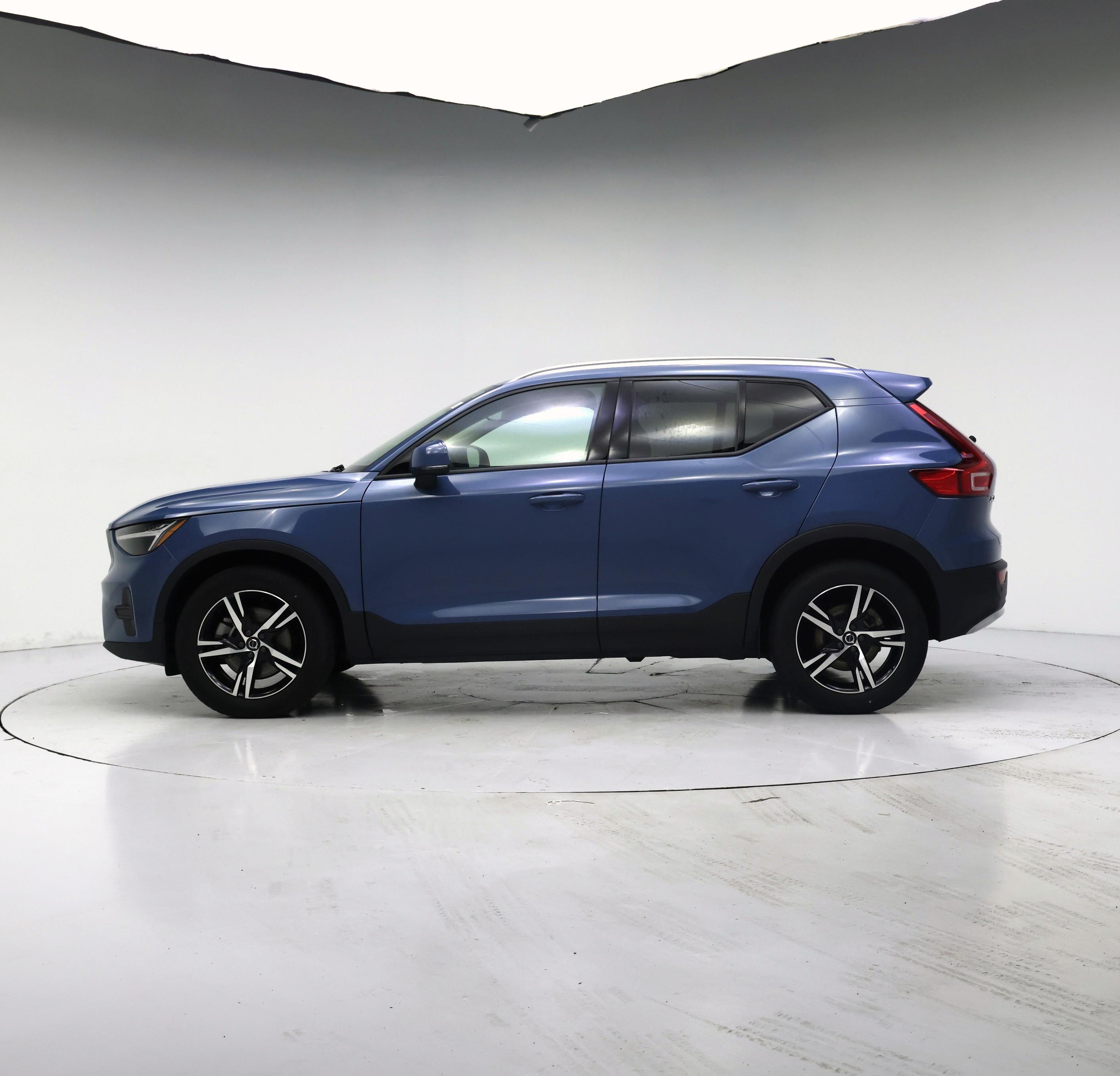 Thumbnail: 2023 Volvo XC40 - 3
