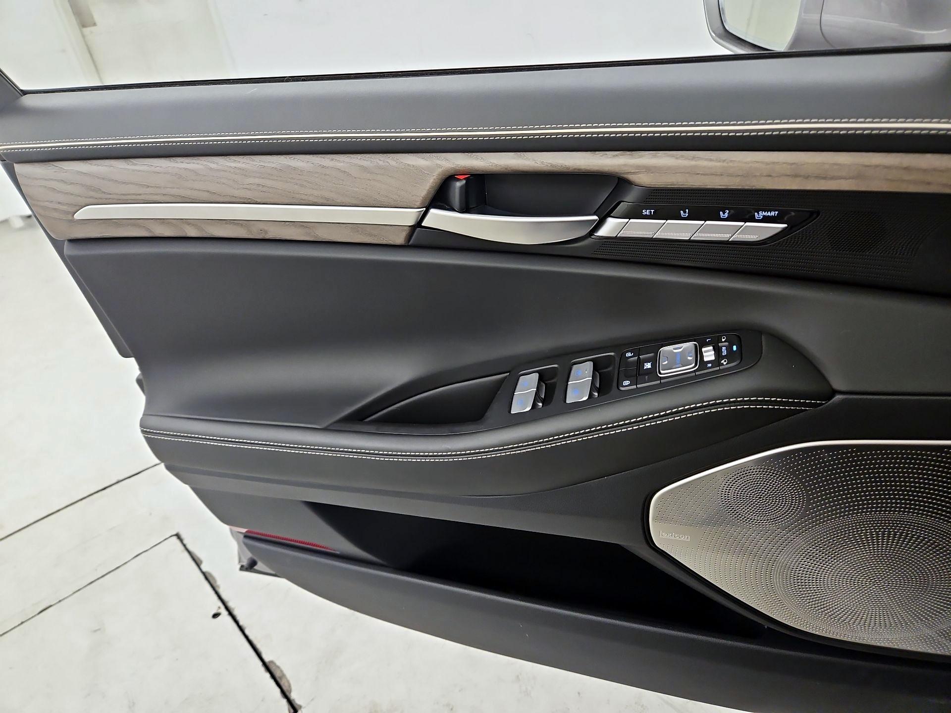 Thumbnail: 2021 Genesis G90 - 12