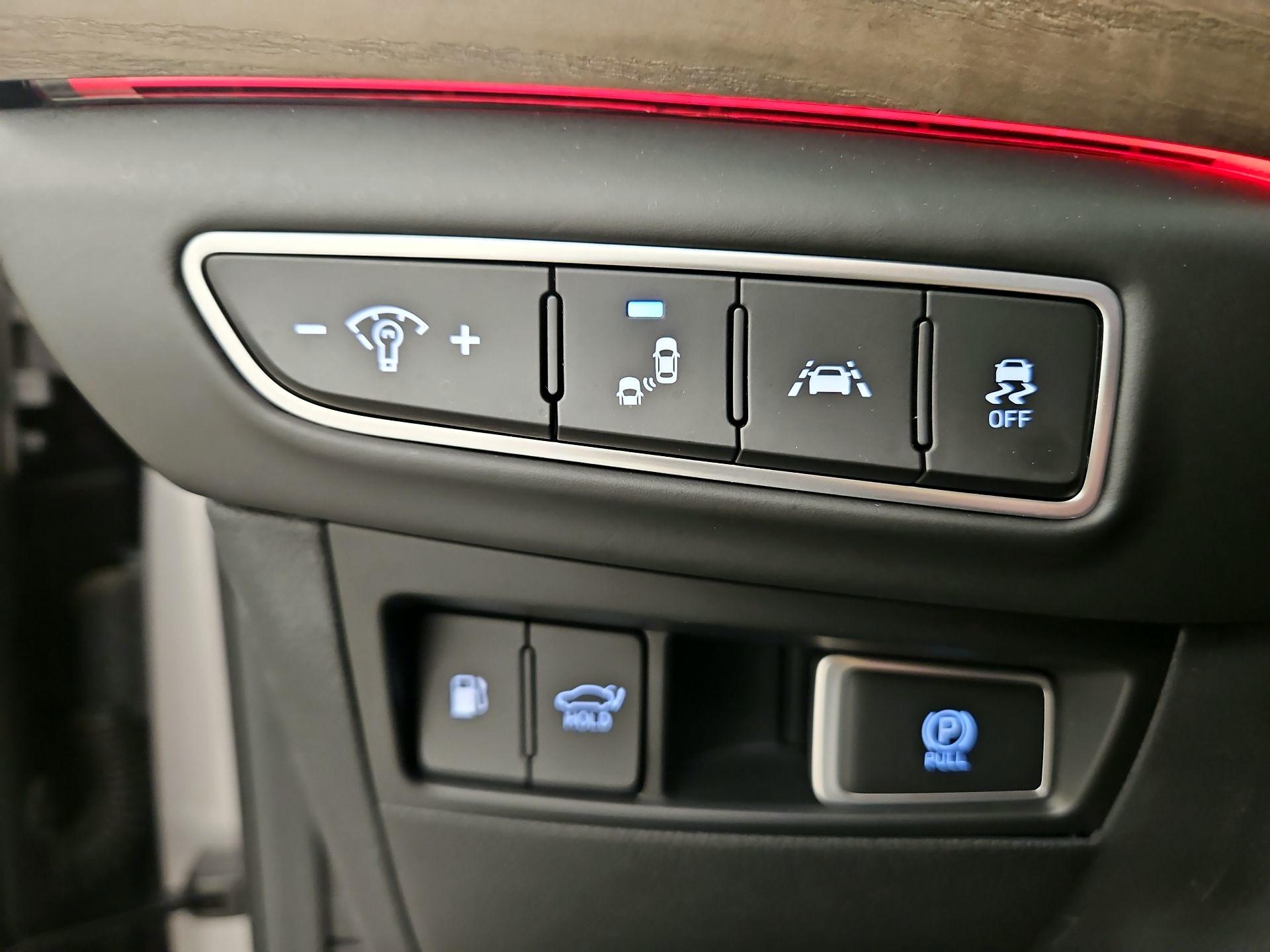 Thumbnail: 2021 Genesis G90 - 13