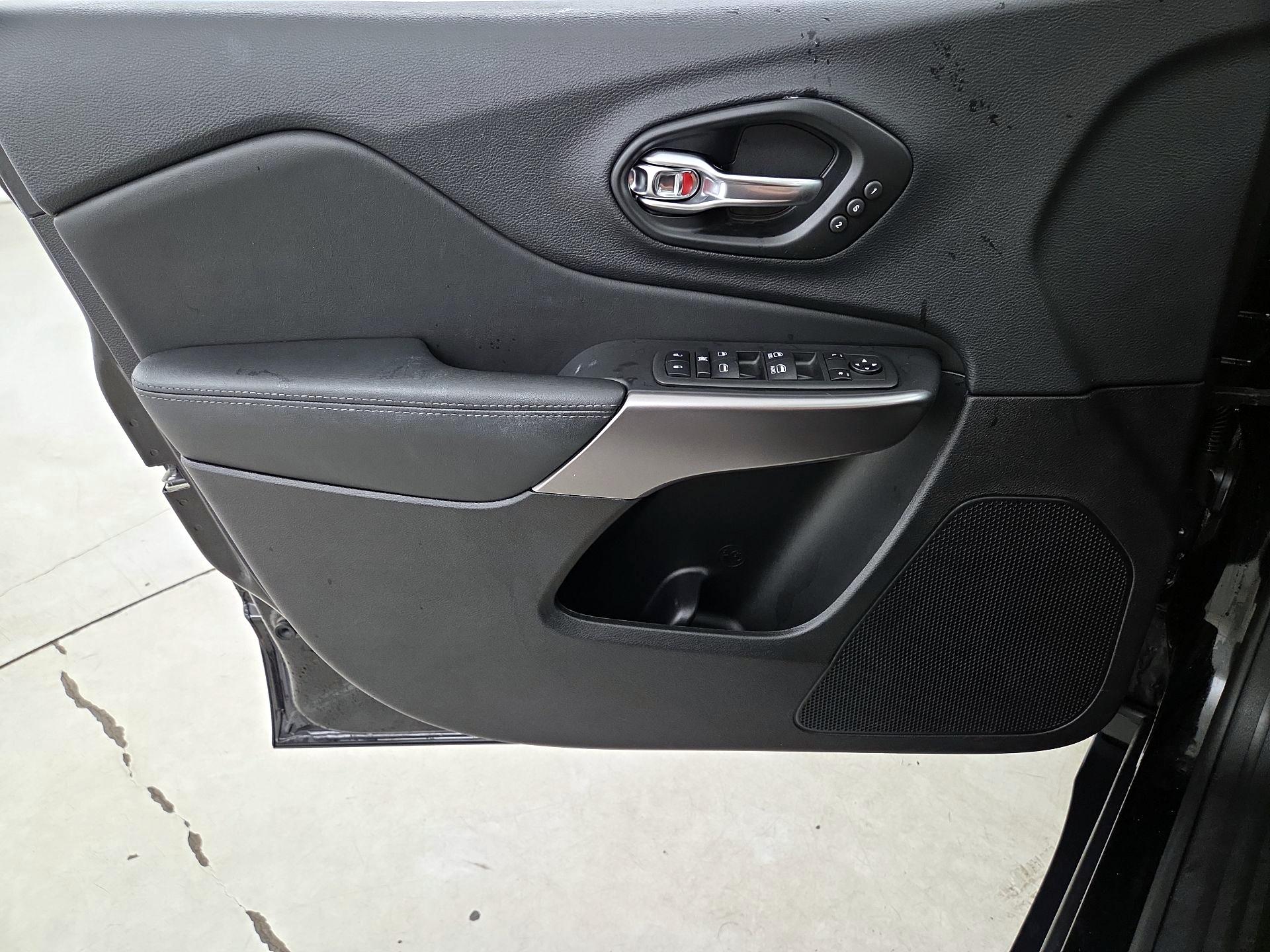 Thumbnail: 2022 Jeep Cherokee - 12