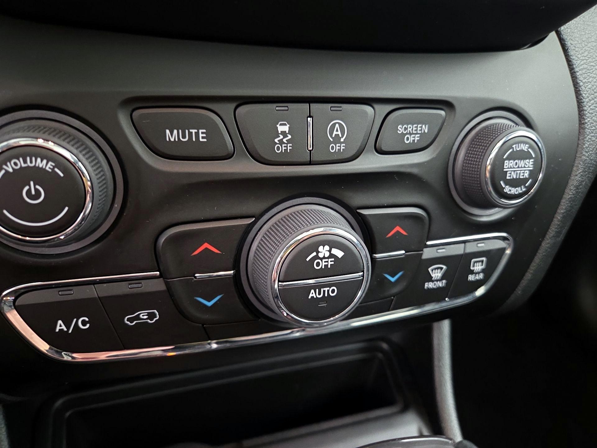 Thumbnail: 2022 Jeep Cherokee - 16