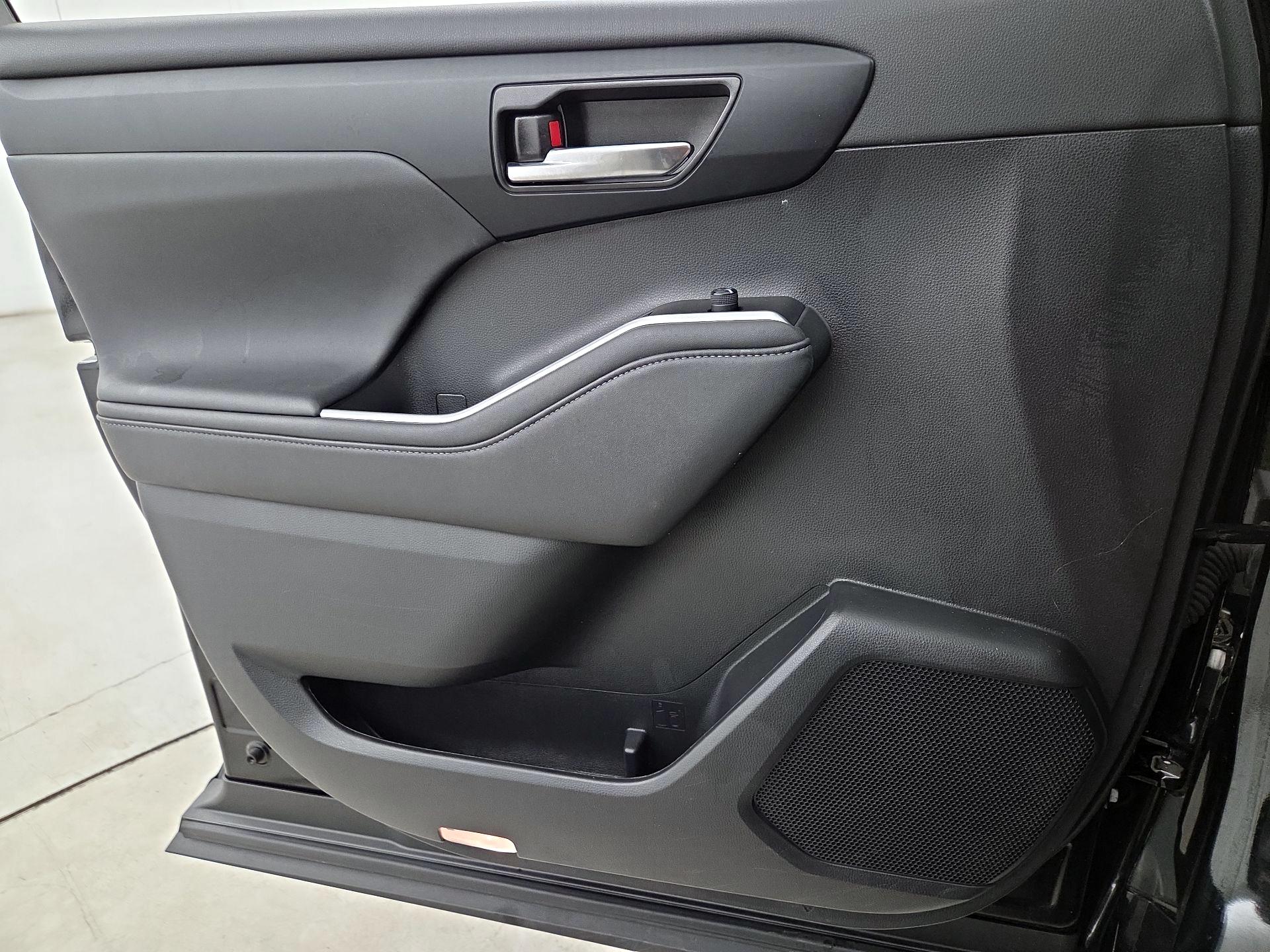 Thumbnail: 2022 Toyota Highlander - 12