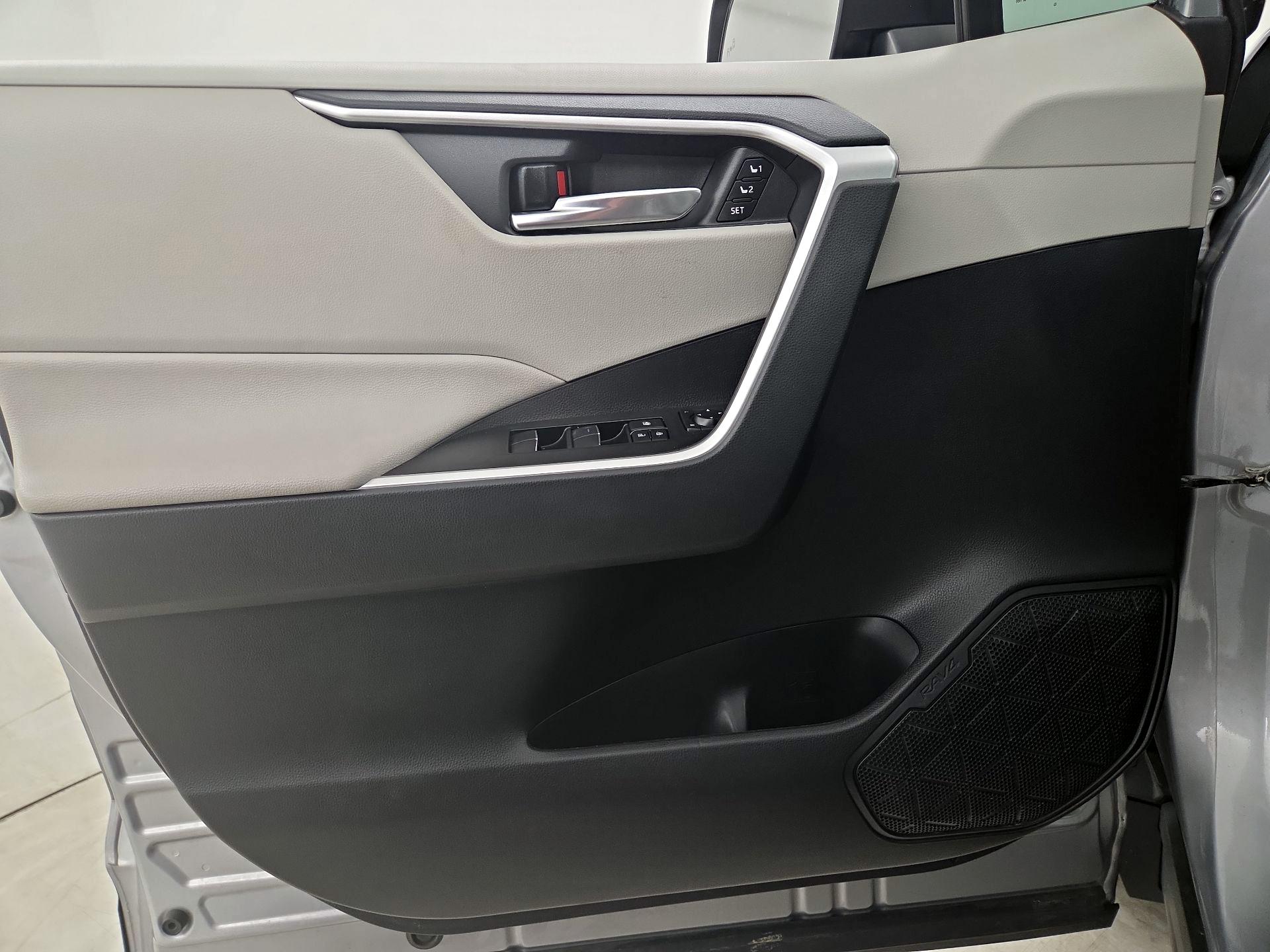 Thumbnail: 2020 Toyota RAV4 - 12