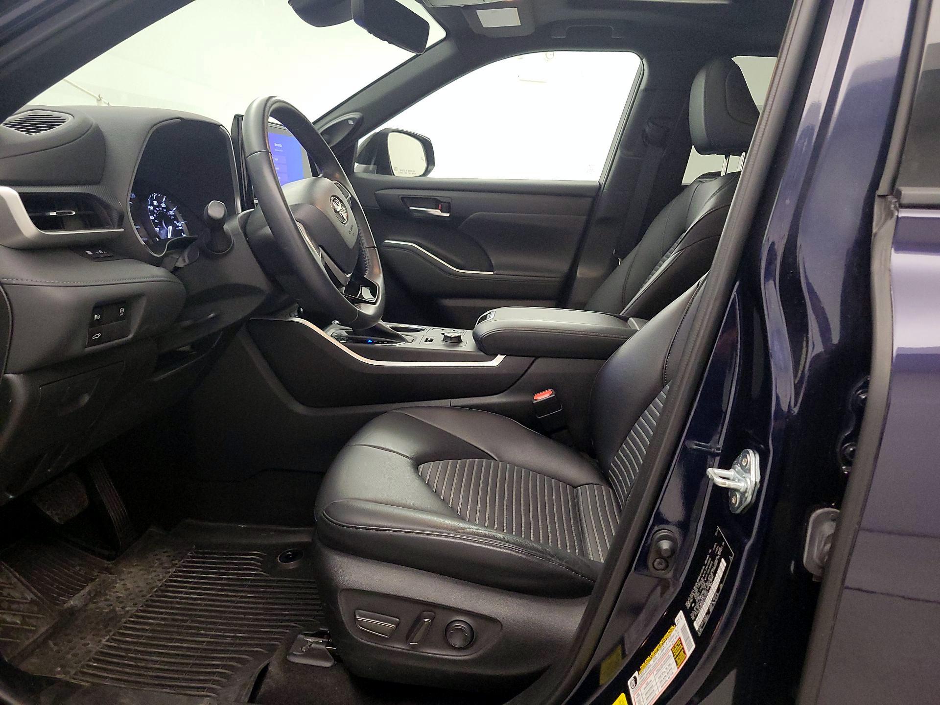 Thumbnail: 2023 Toyota Highlander - 11