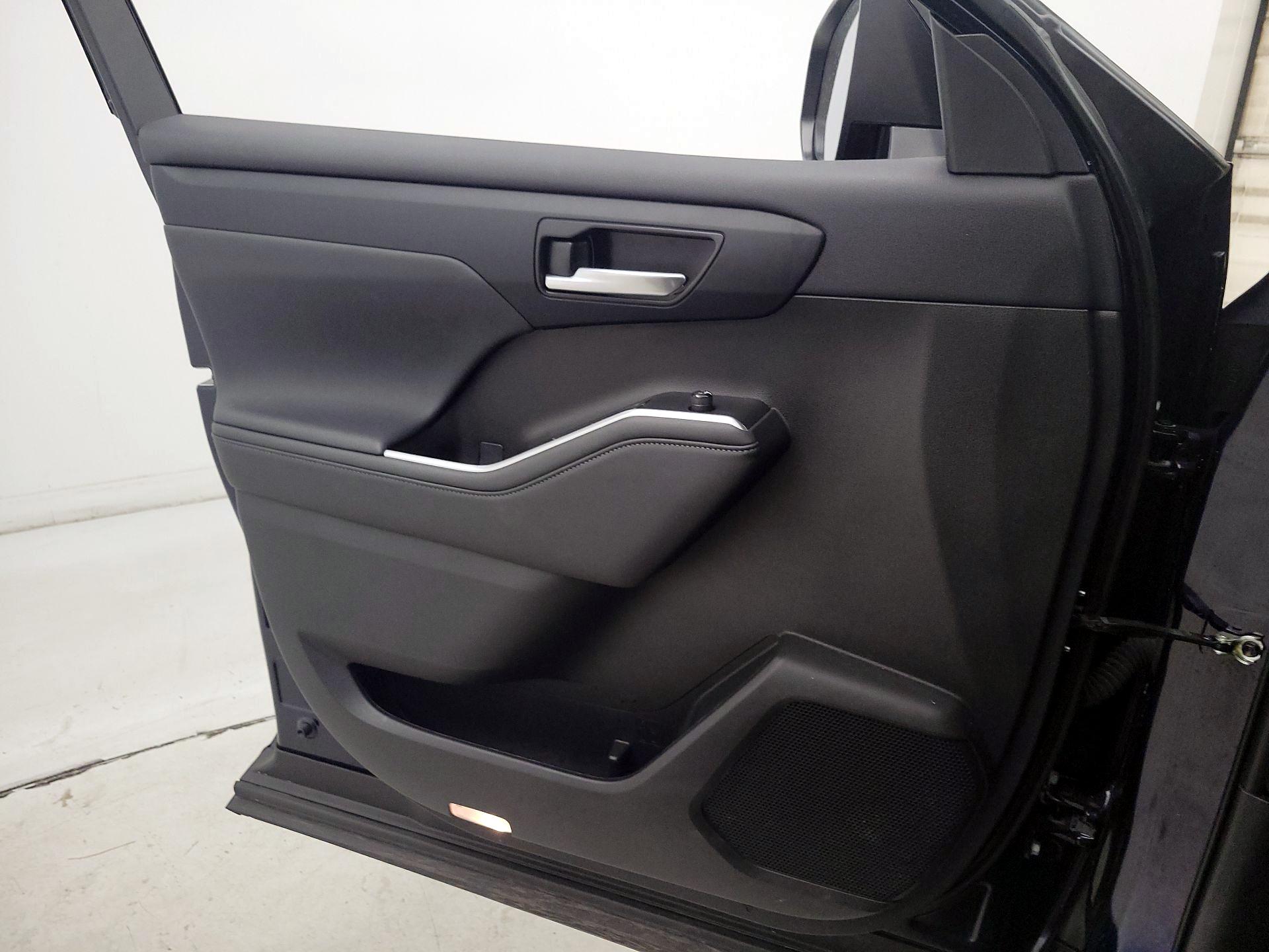 Thumbnail: 2023 Toyota Highlander - 12