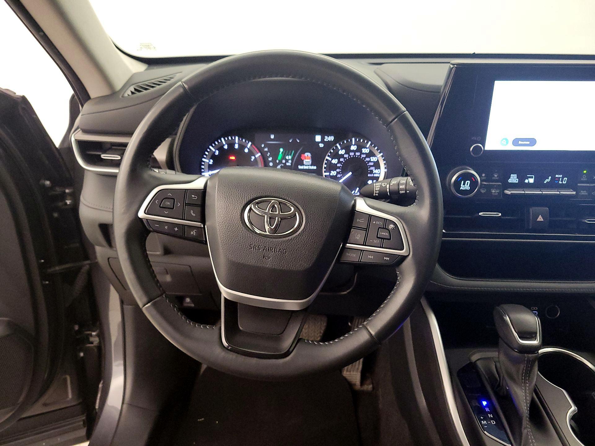 Thumbnail: 2023 Toyota Highlander - 10