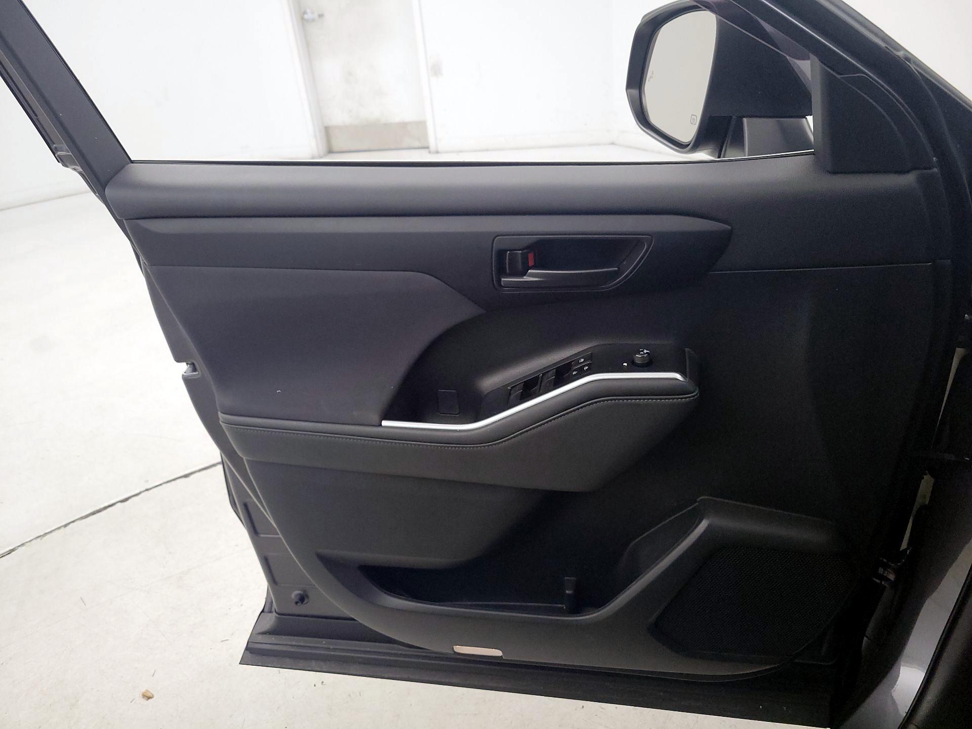 Thumbnail: 2023 Toyota Highlander - 12