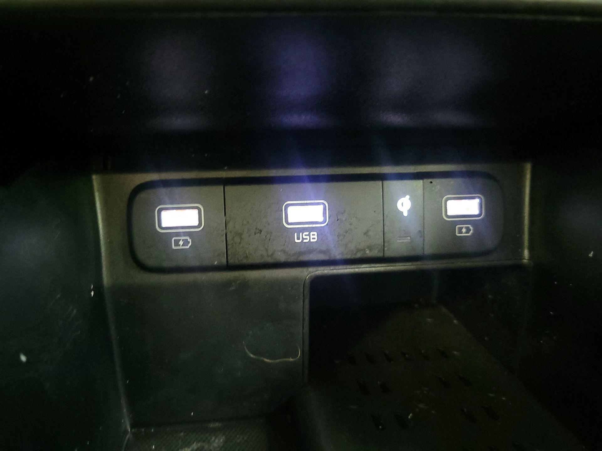 Thumbnail: 2023 Kia Sorento - 17