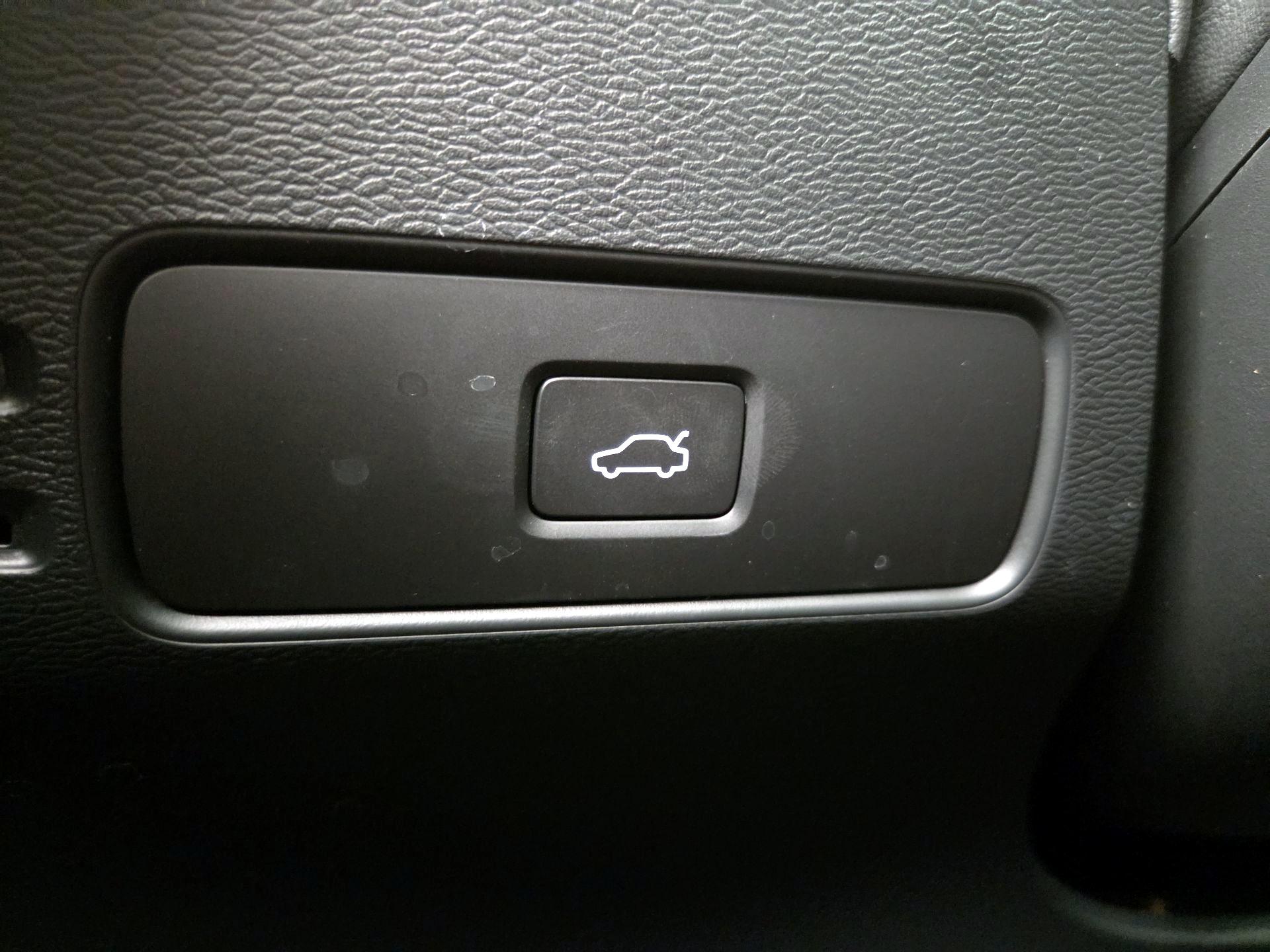 Thumbnail: 2023 Volvo XC40 - 13