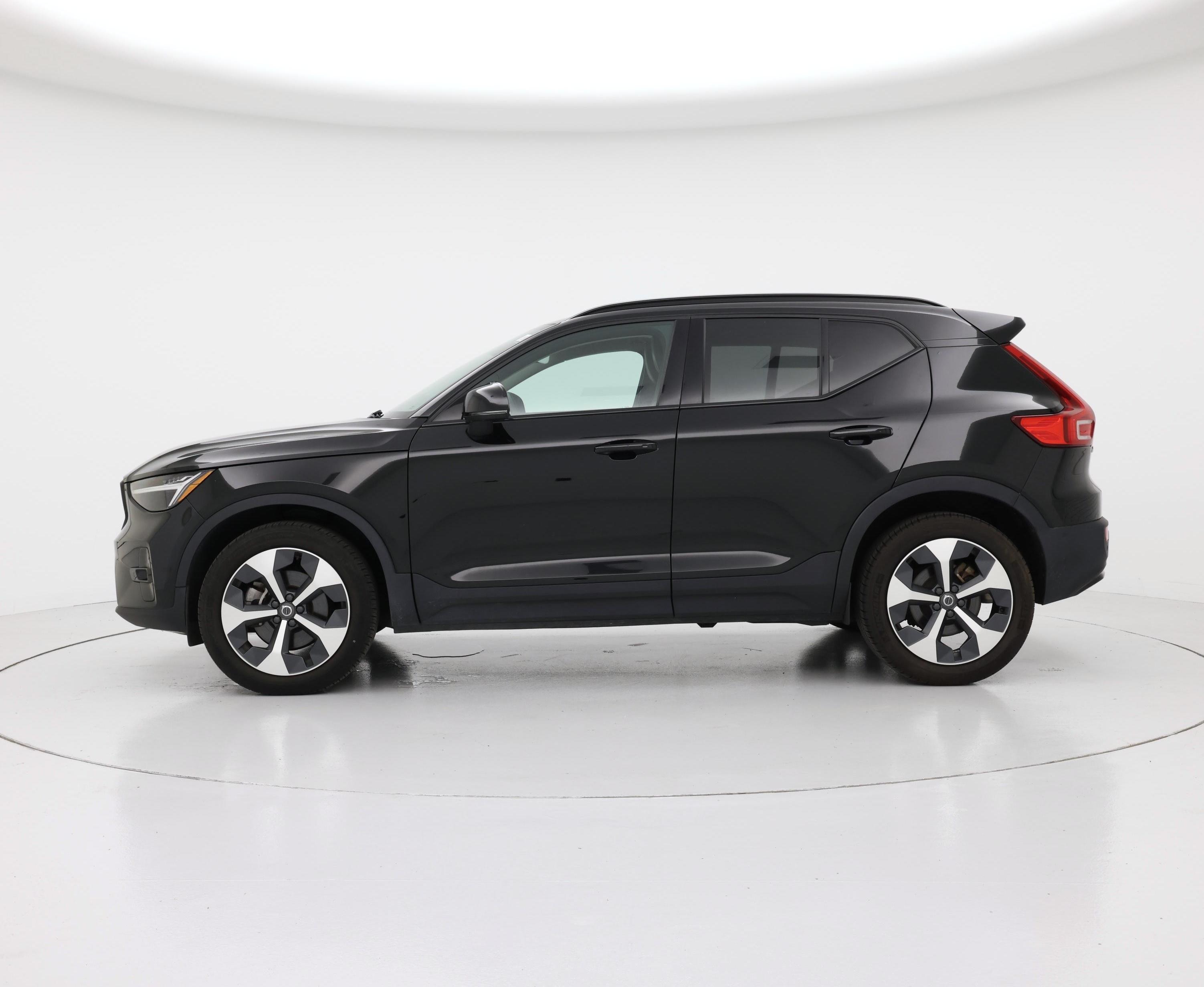 Thumbnail: 2023 Volvo XC40 - 3