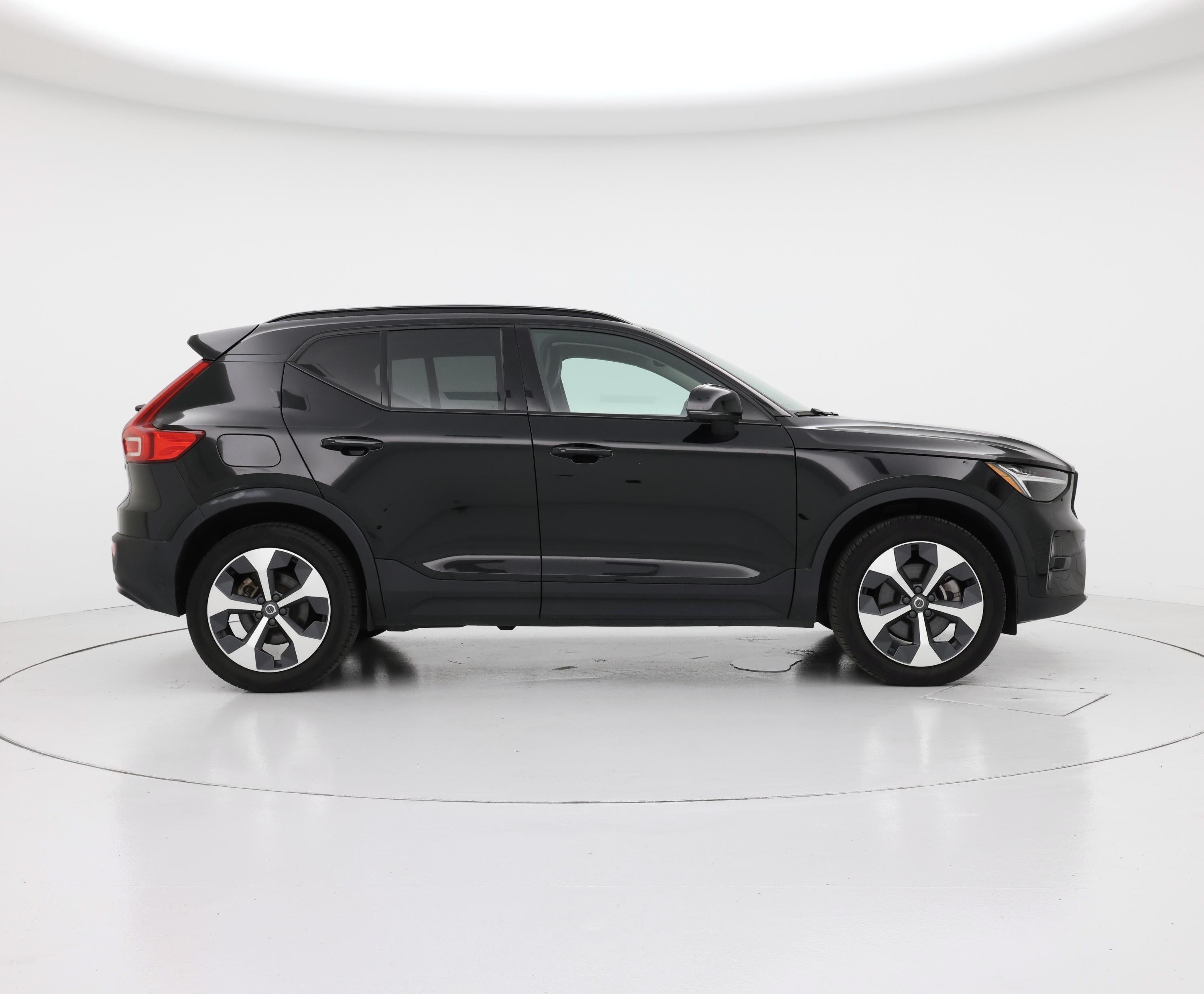 Thumbnail: 2023 Volvo XC40 - 7