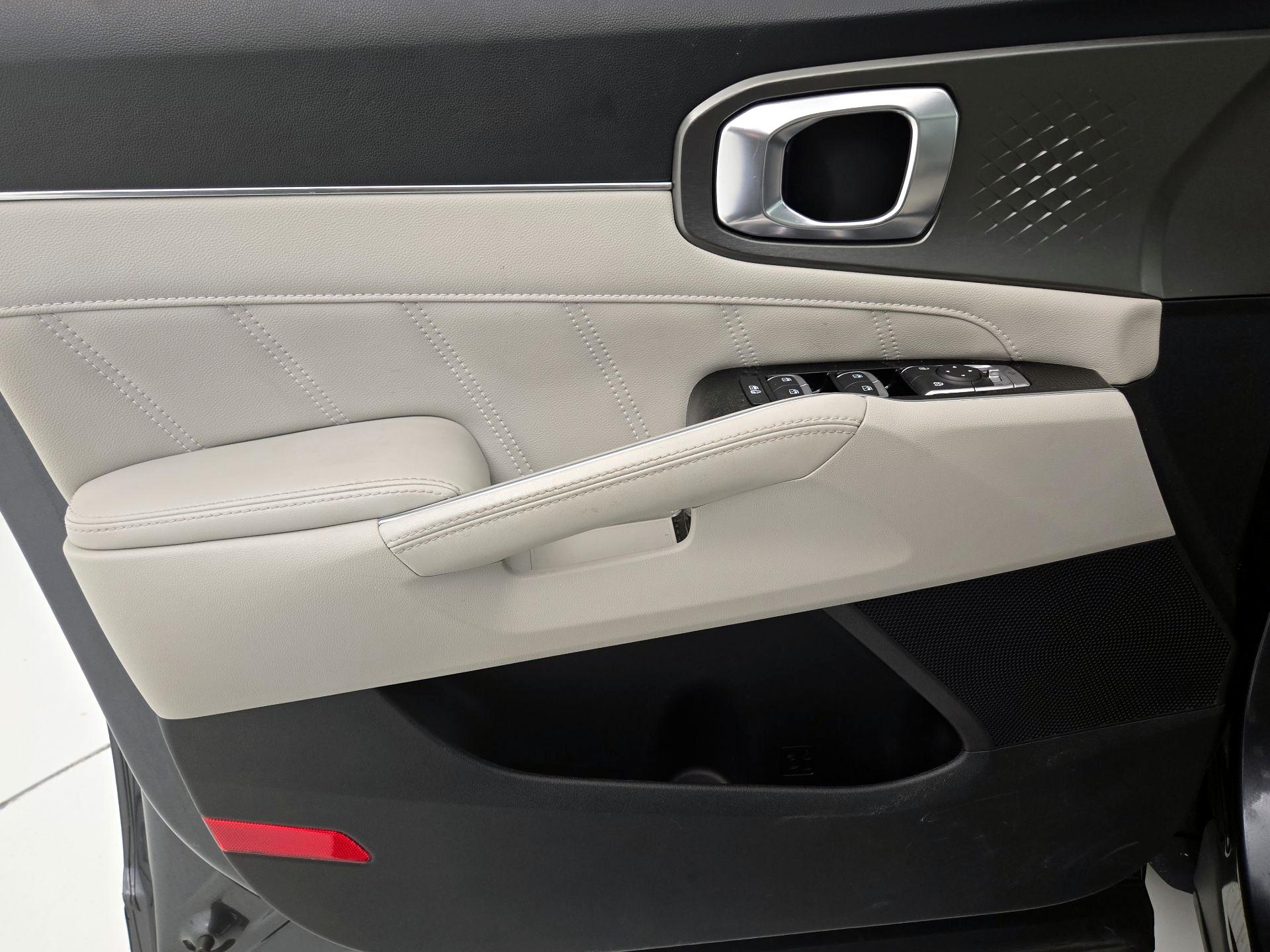 Thumbnail: 2023 Kia Sorento - 12