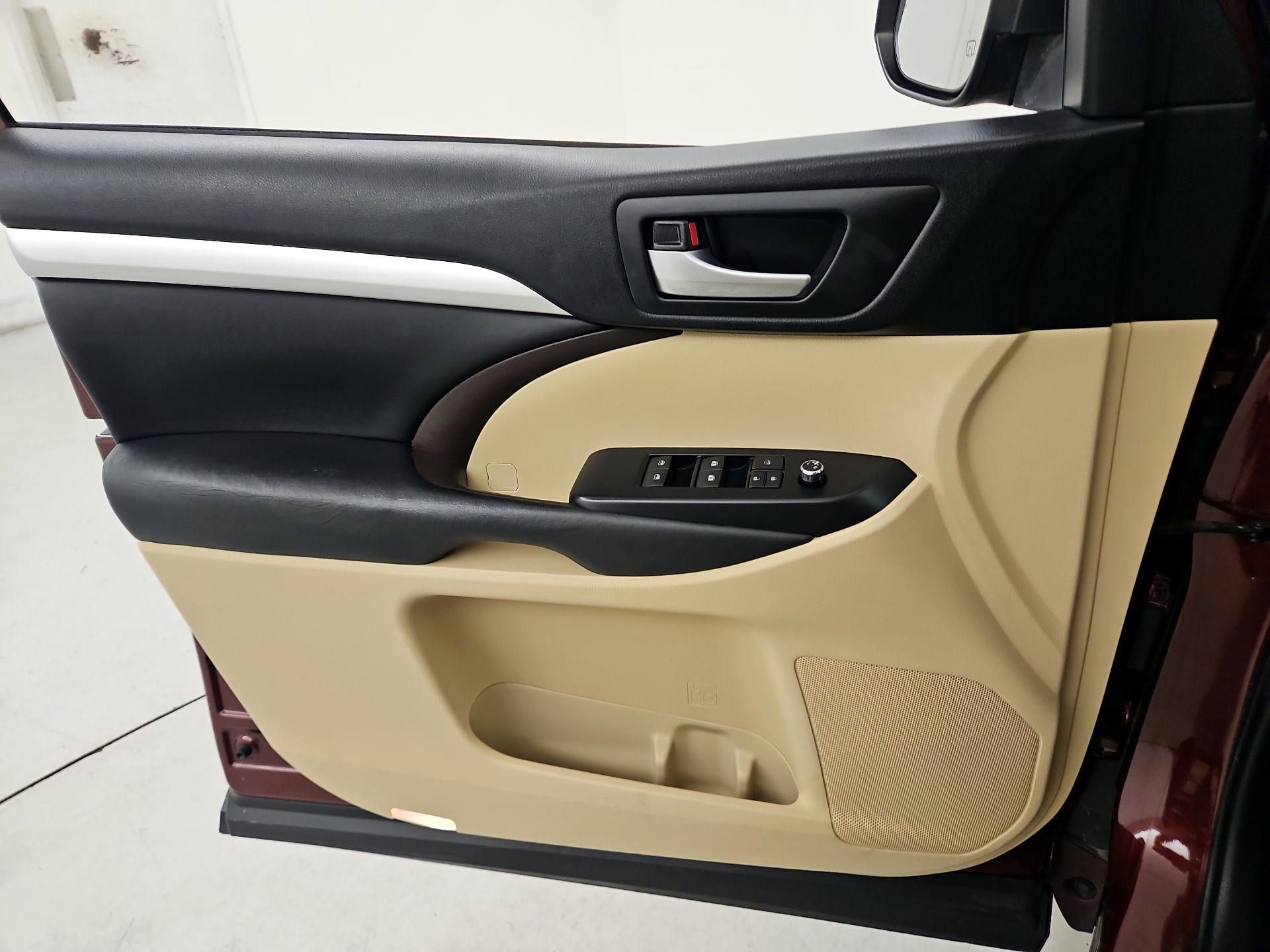Thumbnail: 2018 Toyota Highlander - 12