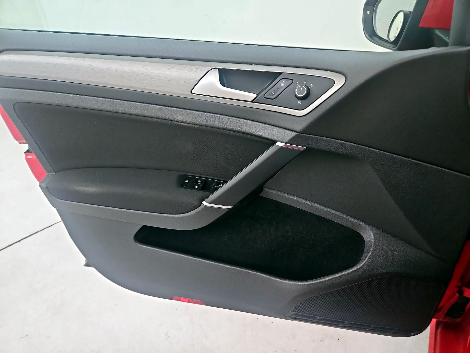 Thumbnail: 2017 Volkswagen Golf - 12