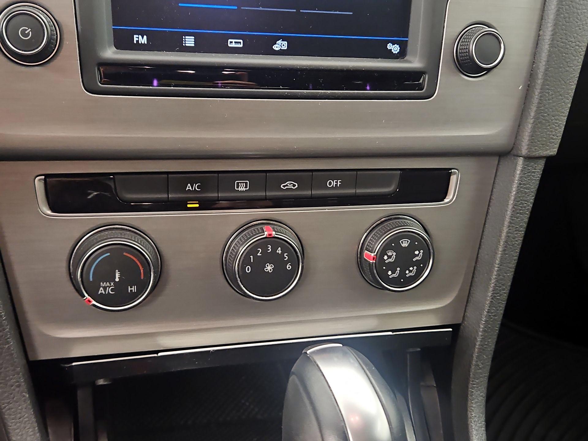 Thumbnail: 2017 Volkswagen Golf - 16