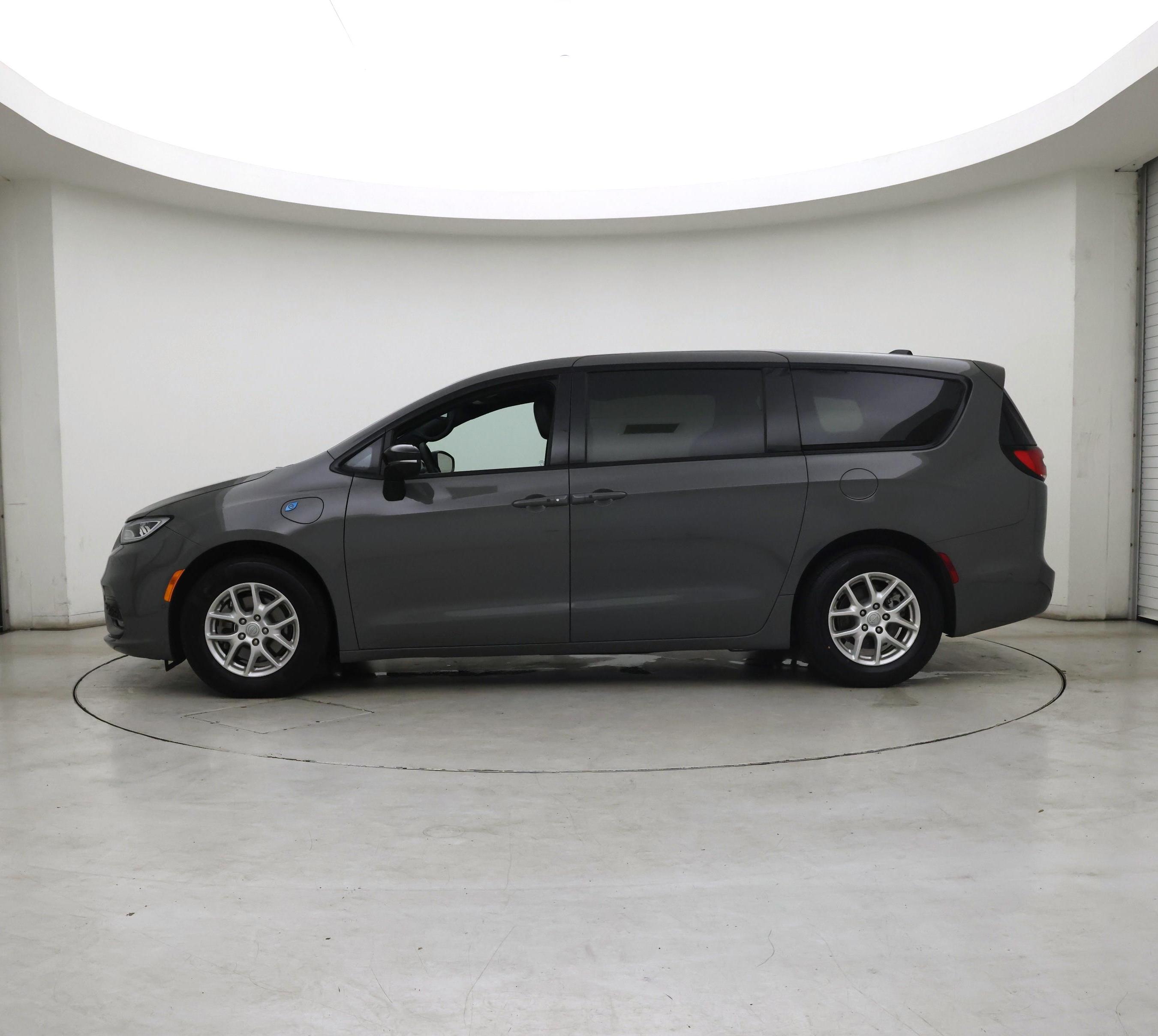 Thumbnail: 2023 Chrysler Pacifica - 3