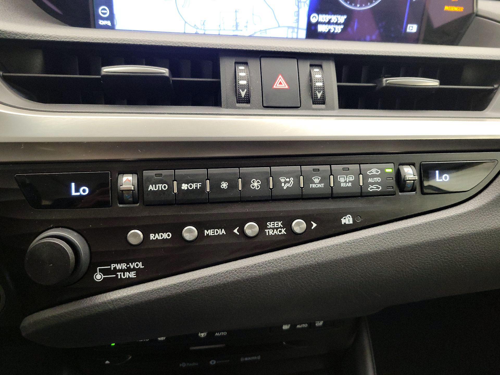 Thumbnail: 2020 Lexus ES - 17