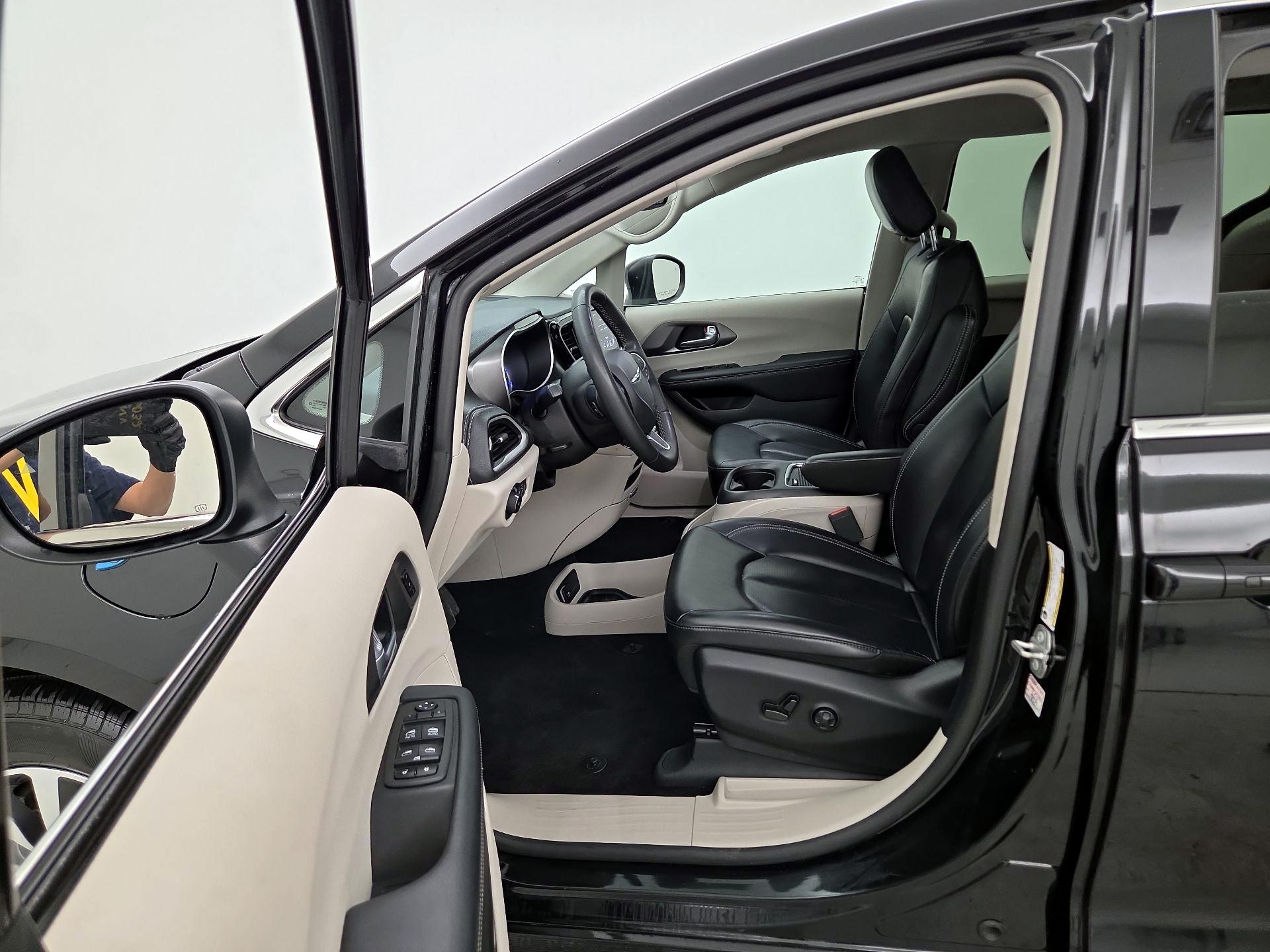 Thumbnail: 2023 Chrysler Pacifica - 11