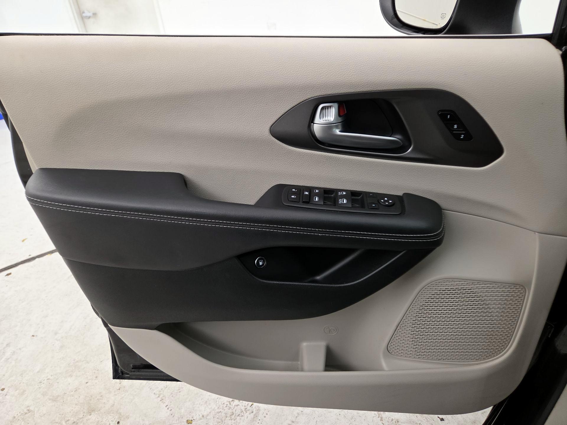 Thumbnail: 2023 Chrysler Pacifica - 12