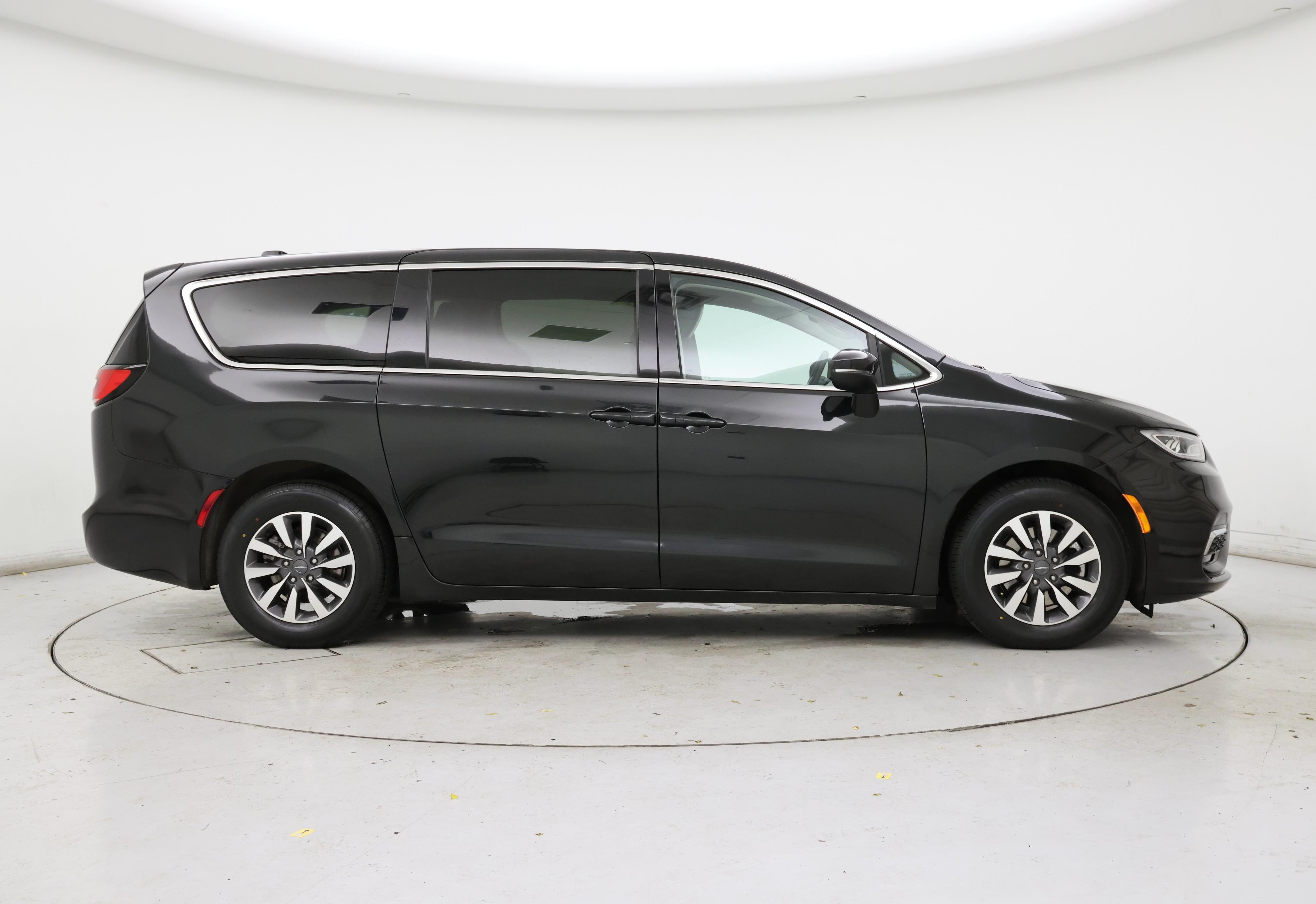 Thumbnail: 2023 Chrysler Pacifica - 7