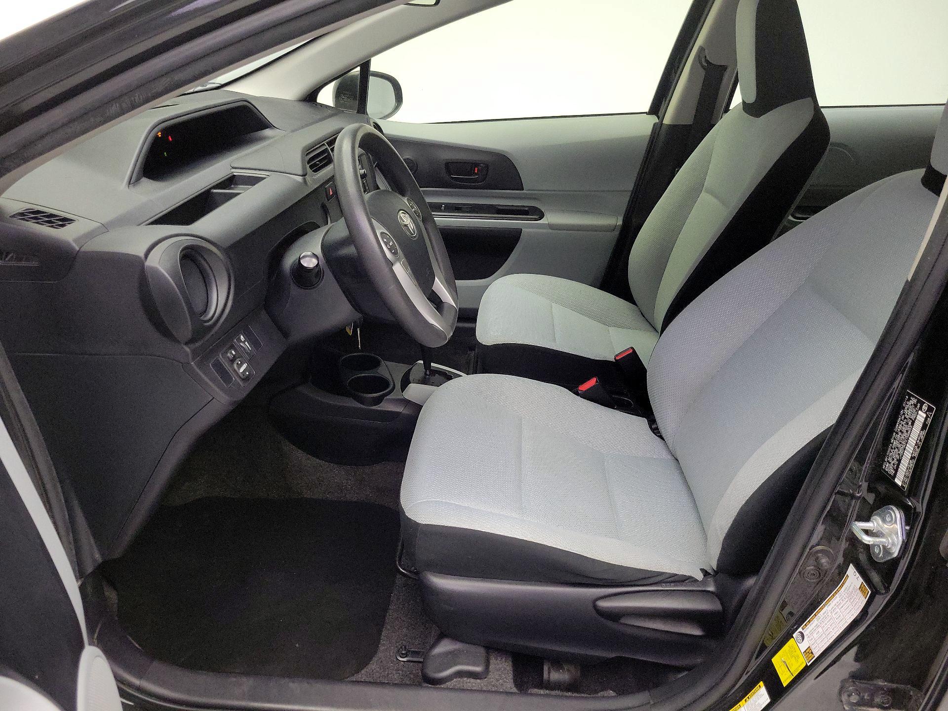 Thumbnail: 2014 Toyota Prius c - 11