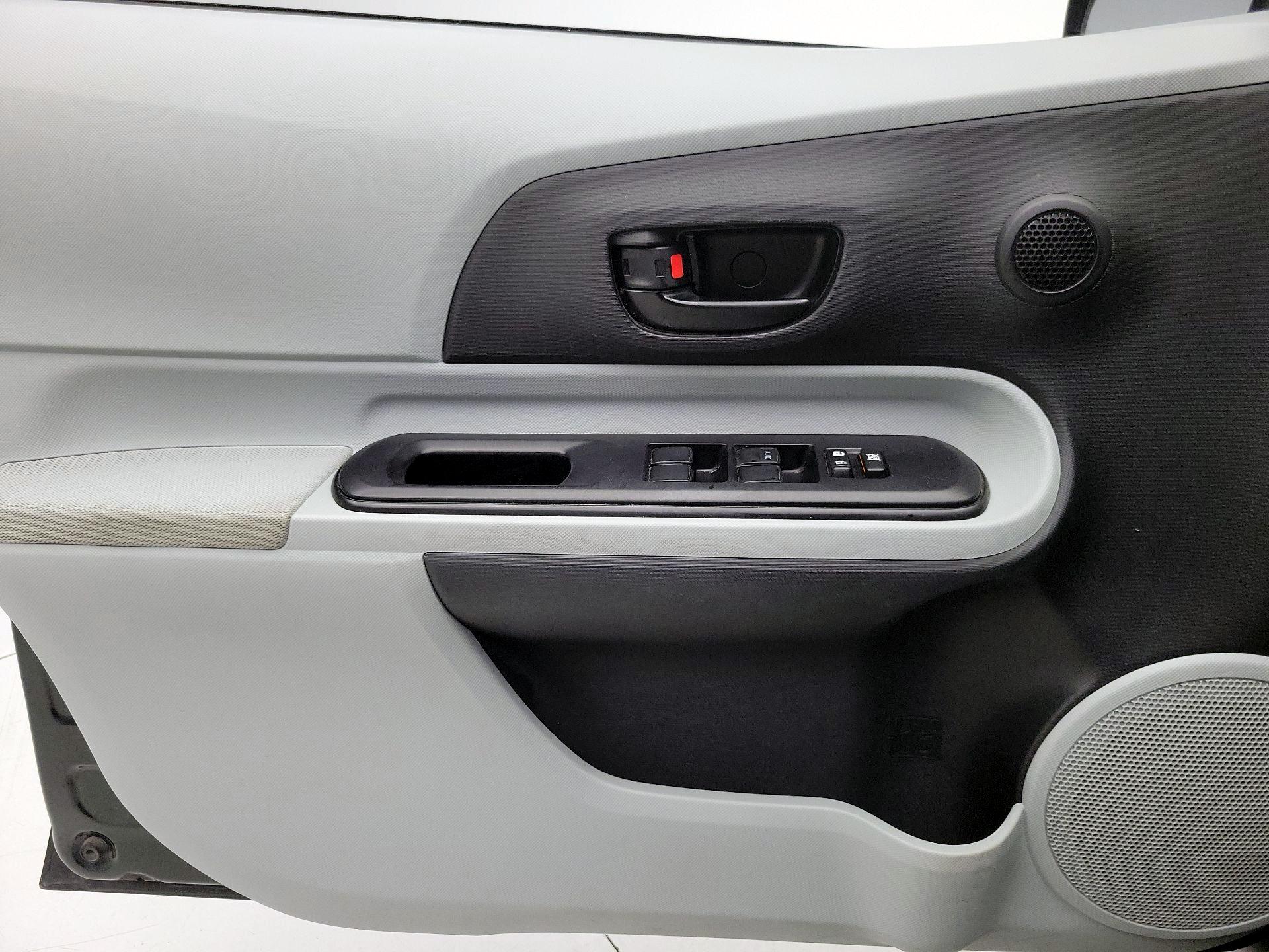 Thumbnail: 2014 Toyota Prius c - 12