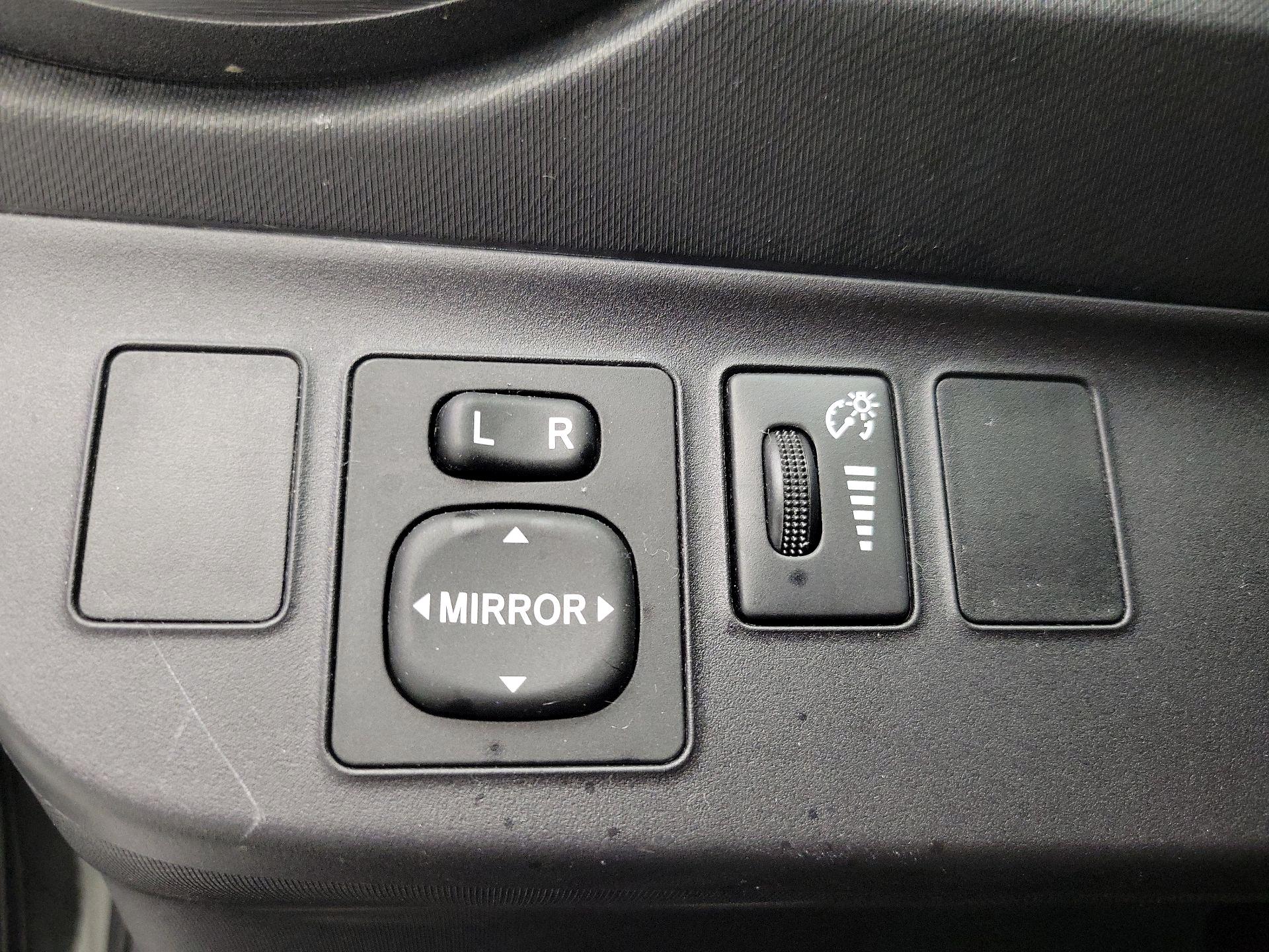 Thumbnail: 2014 Toyota Prius c - 13
