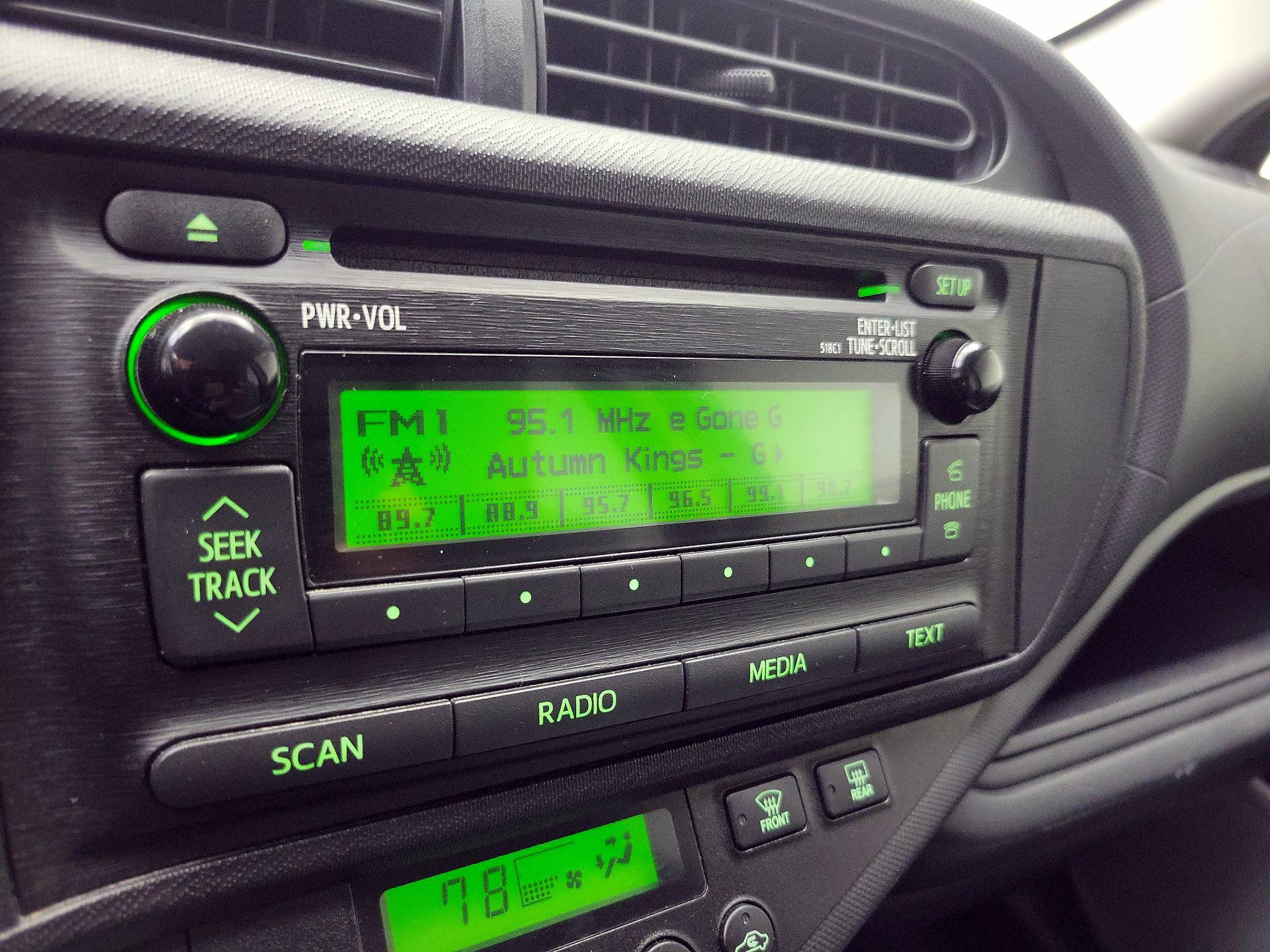Thumbnail: 2014 Toyota Prius c - 14