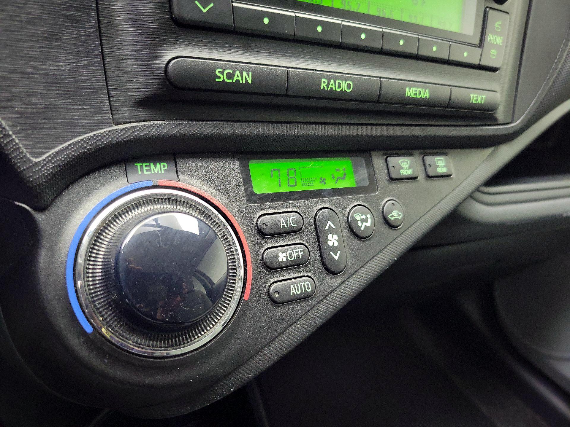 Thumbnail: 2014 Toyota Prius c - 15