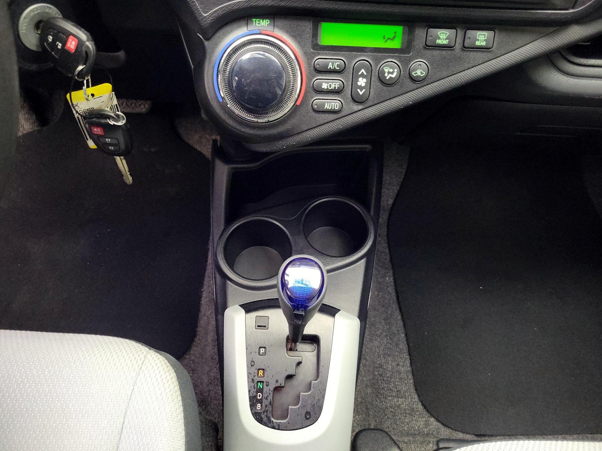 Thumbnail: 2014 Toyota Prius c - 16