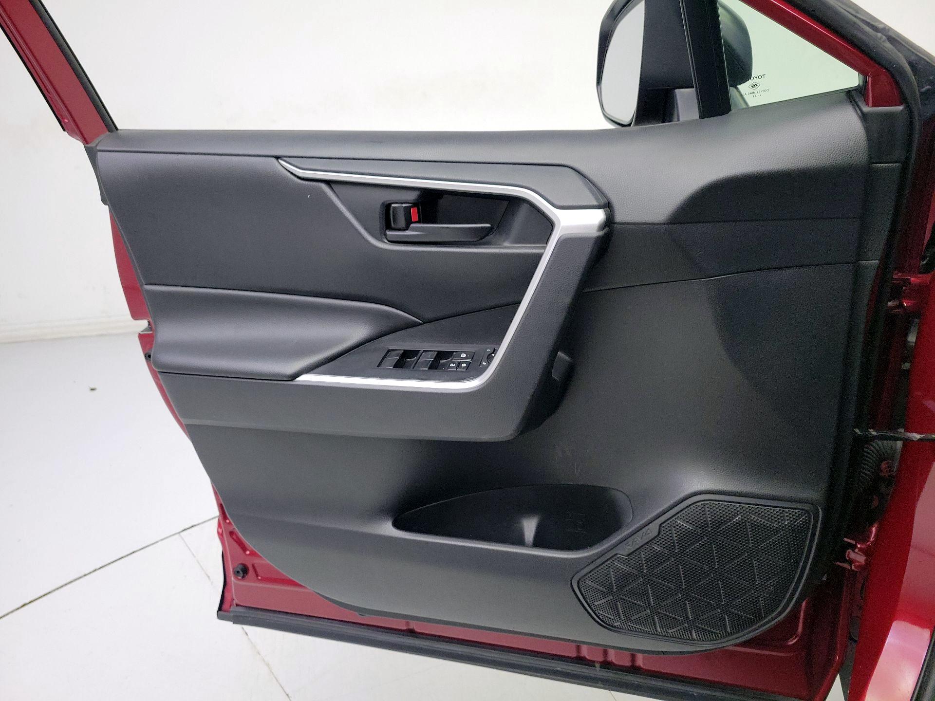 Thumbnail: 2021 Toyota RAV4 - 12