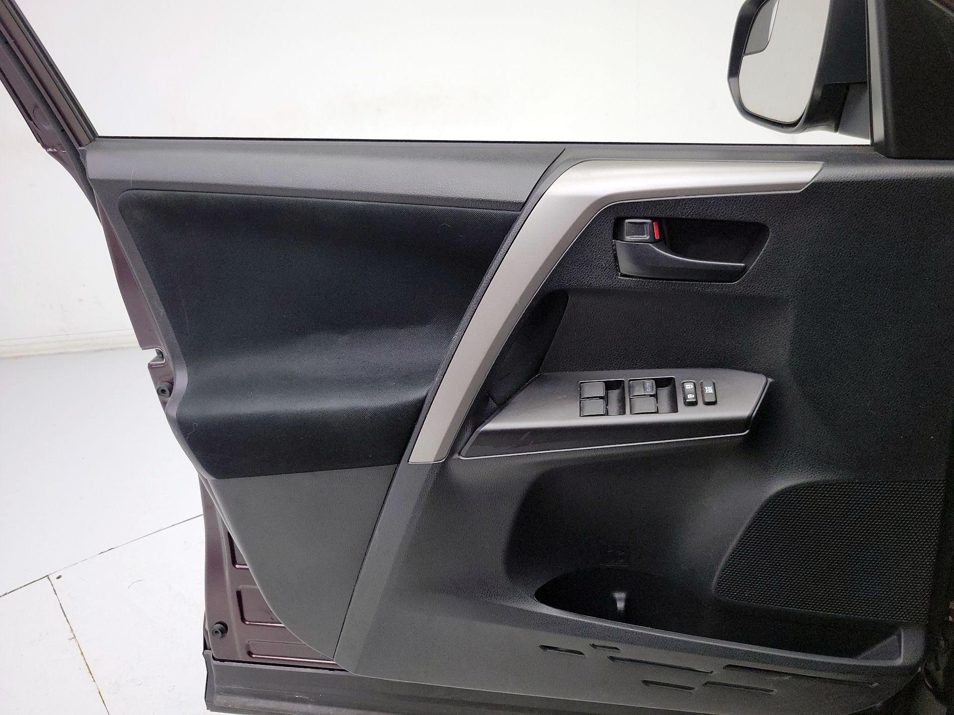 Thumbnail: 2018 Toyota RAV4 - 12