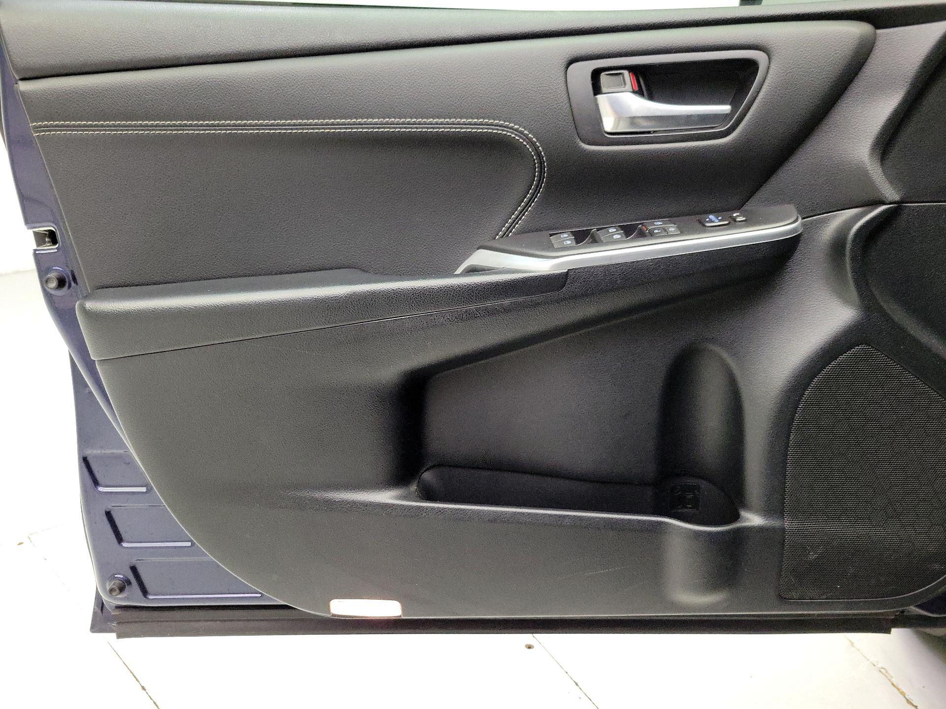 Thumbnail: 2015 Toyota Camry - 12