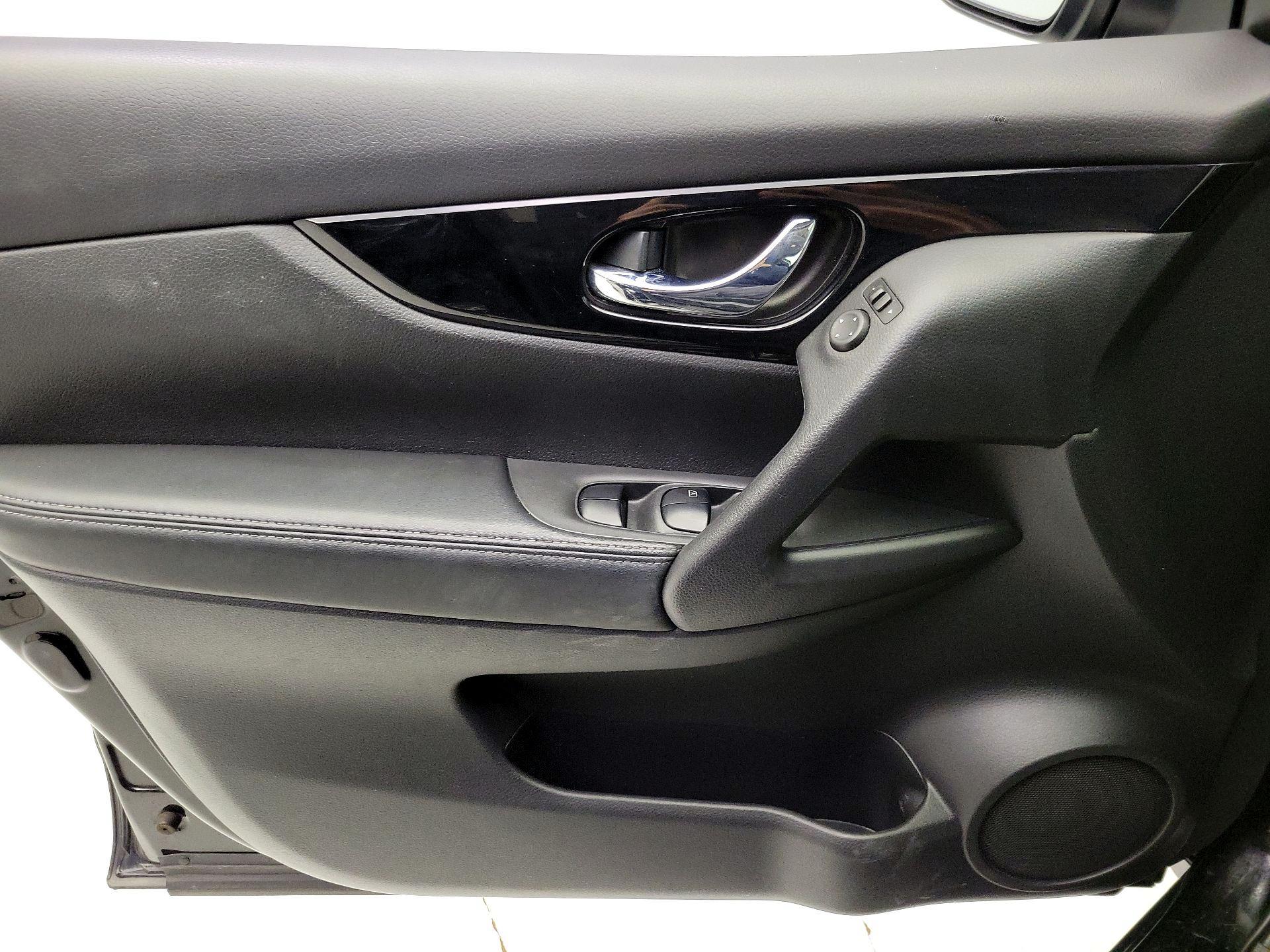 Thumbnail: 2017 Nissan Rogue Sport - 12
