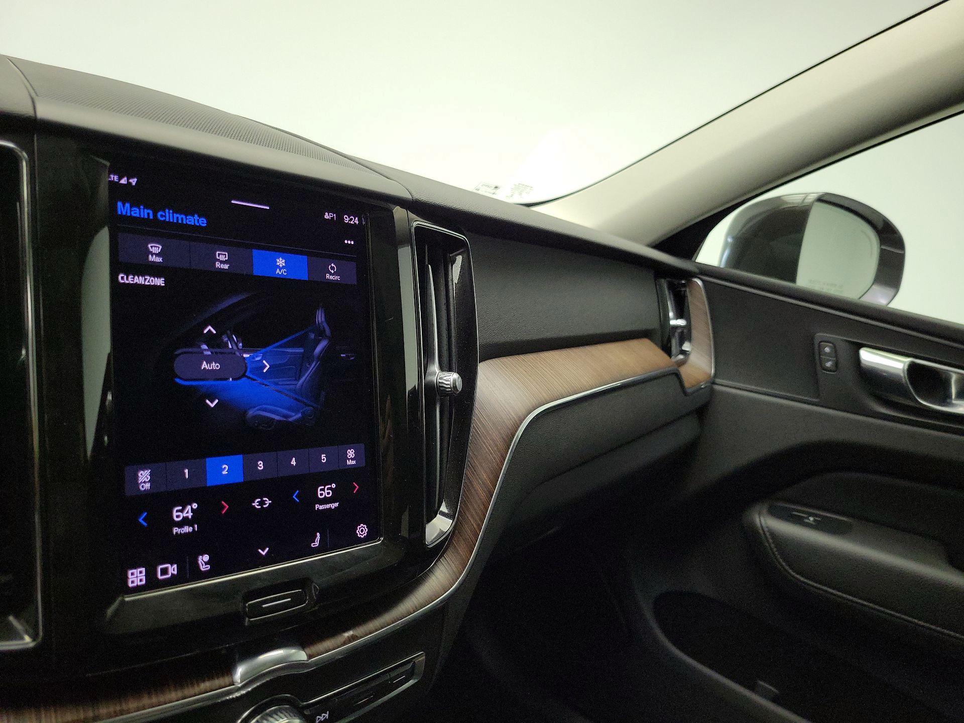 Thumbnail: 2022 Volvo XC60 - 17