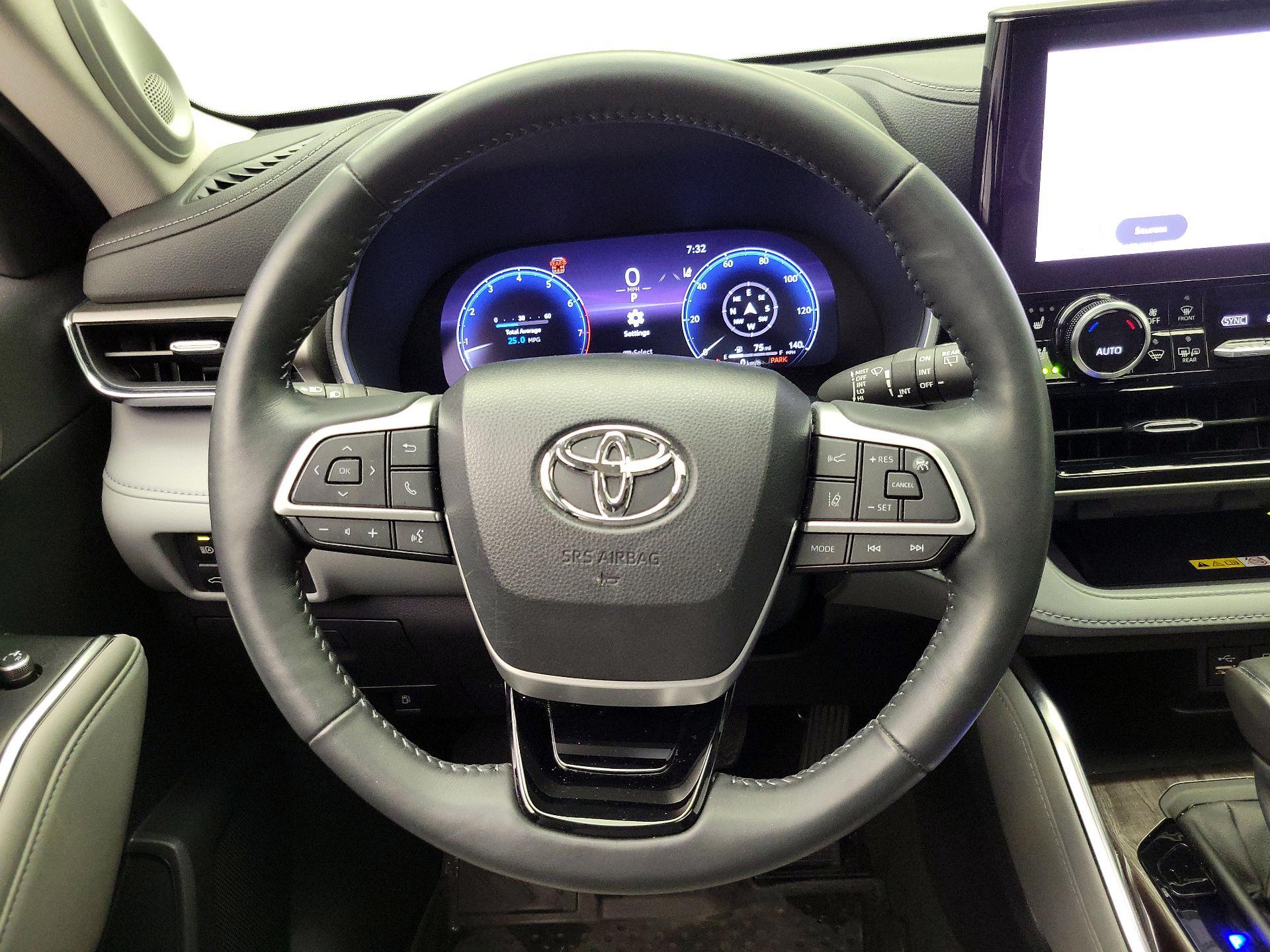 Thumbnail: 2023 Toyota Highlander - 10